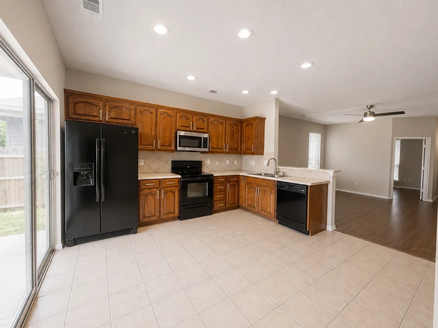 Single Family Residence For Rent in Tarrant County , 10973 Hawks Landing Road, Fort Worth, Texas 76052, 3 Bedroom, 2 Bathroom, 2 Garage spaces, 1,483 Sqft, built in 2006, mls#21334593, Real Estate Agent in Fort Worth, Homes For Rent in Tarrant county, Homes For Rent in Fort Worth, Realtor in Fort Worth Texas, Real Estate Brokerage Independent Realty Texas, Luminita Cordes Realtor