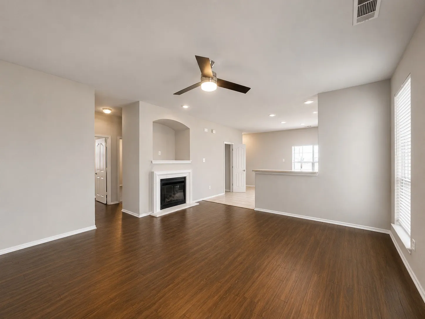 Single Family Residence For Rent in Tarrant County , 10973 Hawks Landing Road, Fort Worth, Texas 76052, 3 Bedroom, 2 Bathroom, 2 Garage spaces, 1,483 Sqft, built in 2006, mls#21334593, Real Estate Agent in Fort Worth, Homes For Rent in Tarrant county, Homes For Rent in Fort Worth, Realtor in Fort Worth Texas, Real Estate Brokerage Independent Realty Texas, Luminita Cordes Realtor