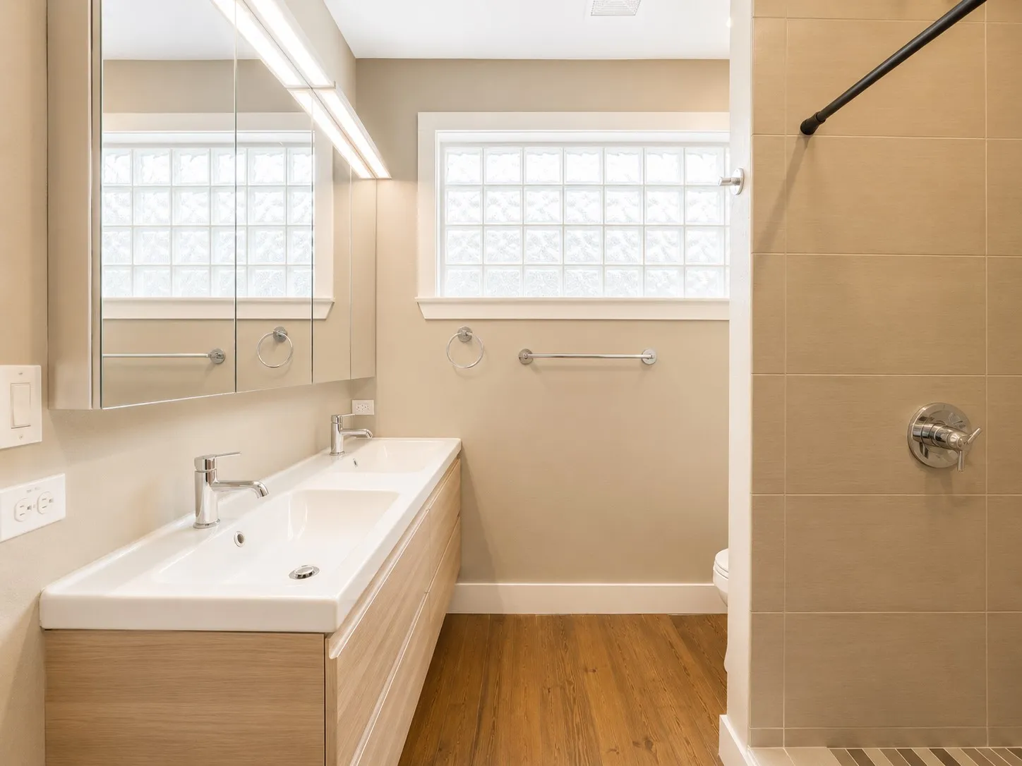 Condominium For Rent in Tarrant County , 1320 May Street 200, Fort Worth, Texas 76104, 2 Bedroom, 3 Bathroom, Garage spaces, 1,260 Sqft, built in 2014, mls#21334597, Real Estate Agent in Fort Worth, Homes For Rent in Tarrant county, Homes For Rent in Fort Worth, Realtor in Fort Worth Texas, Real Estate Brokerage Independent Realty Texas, Luminita Cordes Realtor