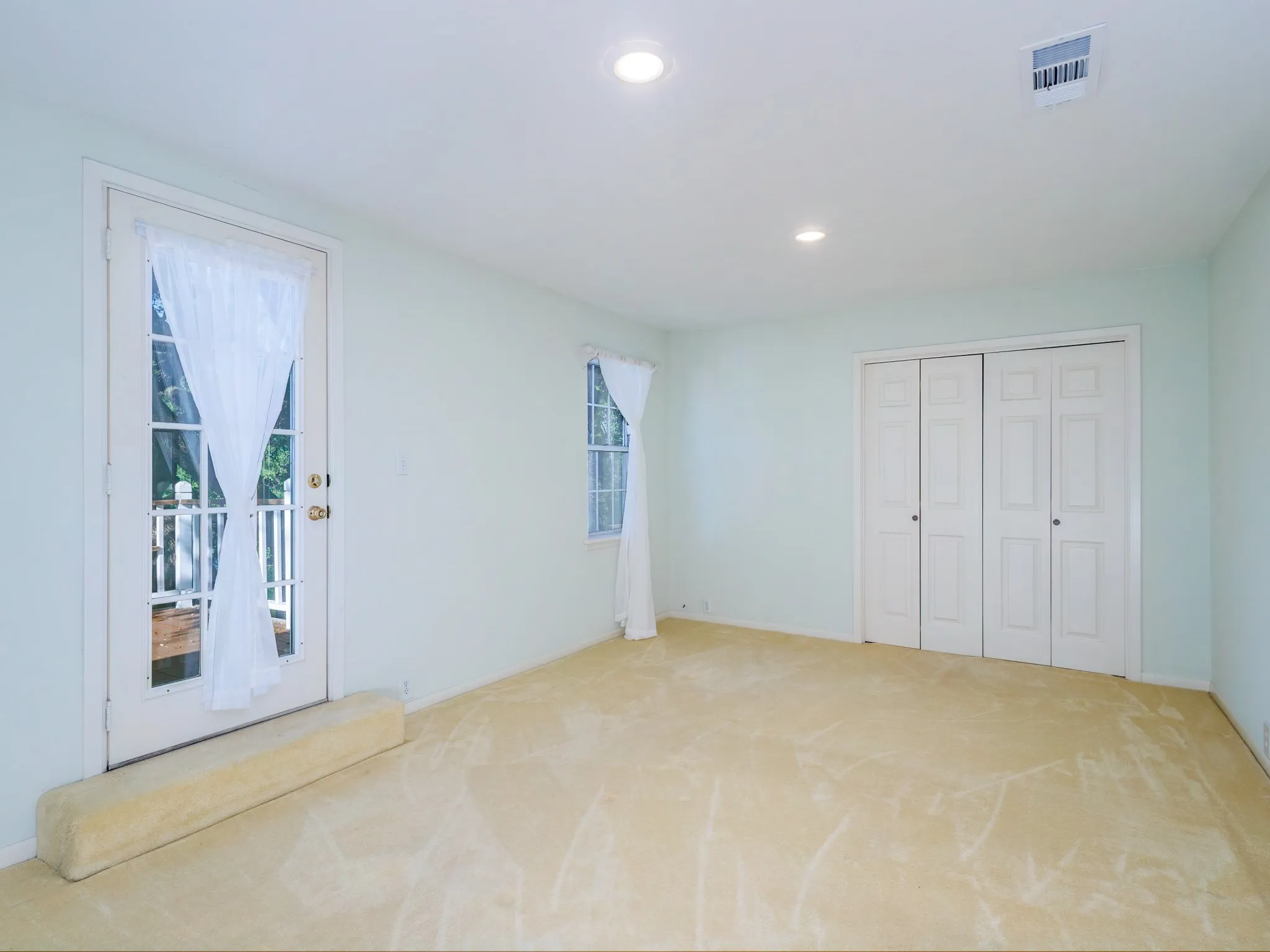 3rd bedroom with access to balcony with awesomeview of pond!!