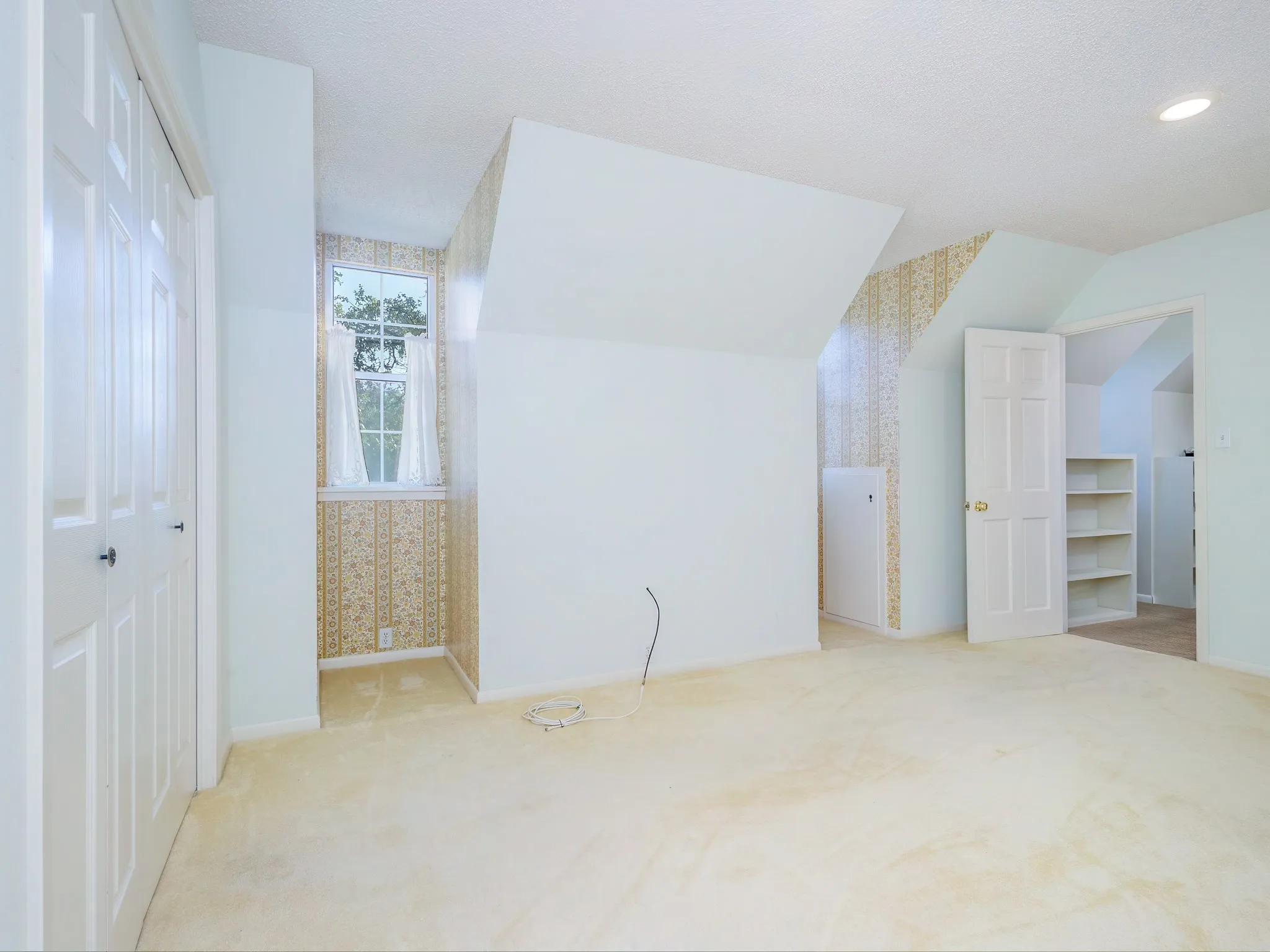 Great storage with walkin closet