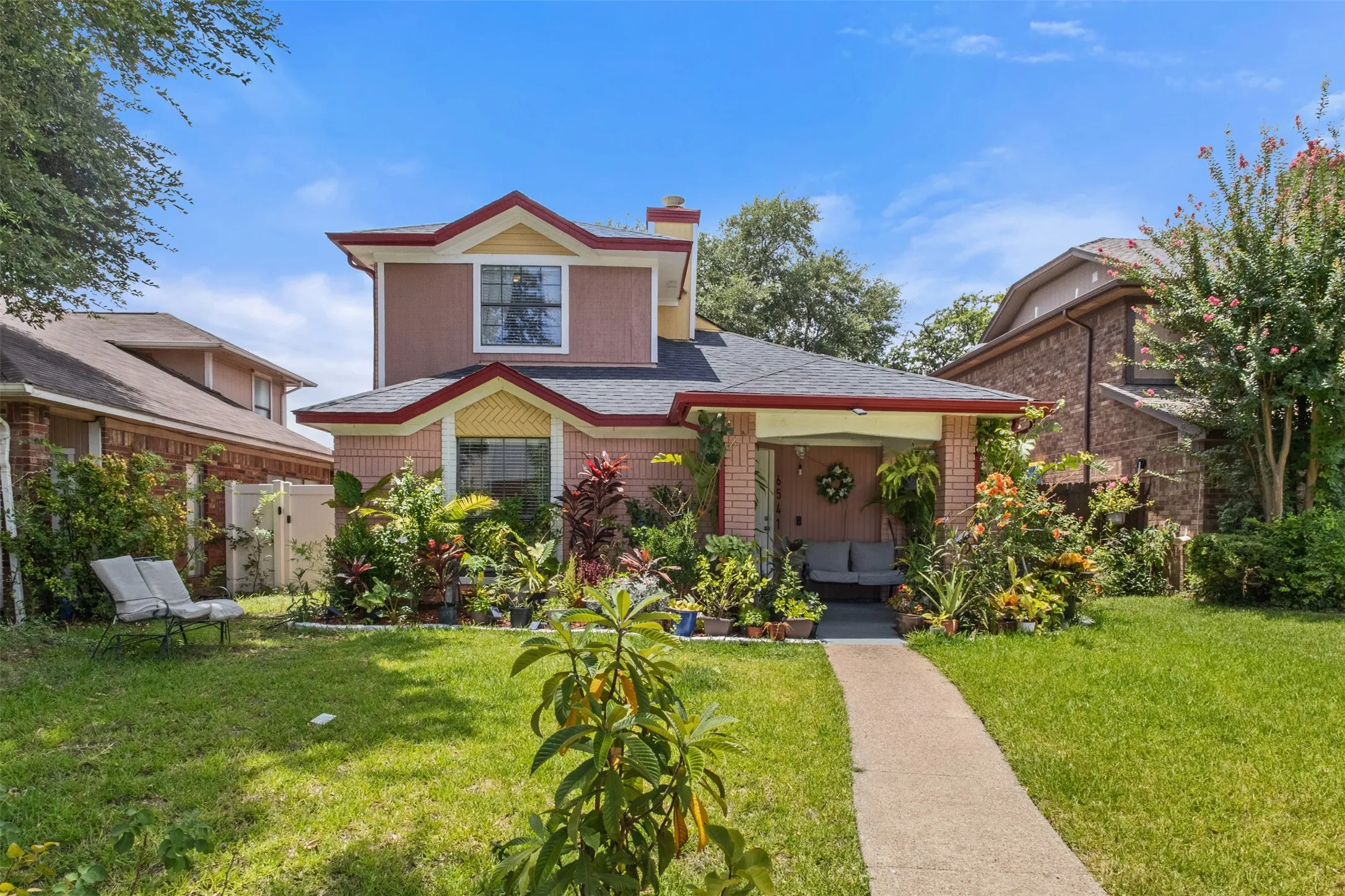 Single Family Residence For Sale in Dallas County , 6541 Los Rios Drive, Mesquite, Texas 75150, 3 Bedroom, 3 Bathroom, 2 Garage spaces, 1,680 Sqft, built in 1985, mls#21333286, Real Estate Agent in Mesquite, Homes For Sale in Dallas county, Homes For Sale in Mesquite, Realtor in Mesquite Texas, Real Estate Brokerage Independent Realty Texas, Luminita Cordes Realtor