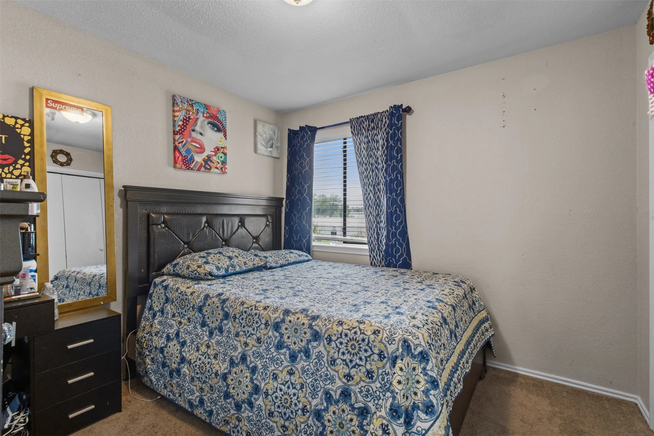 Neutral wall paint with carpet flooring