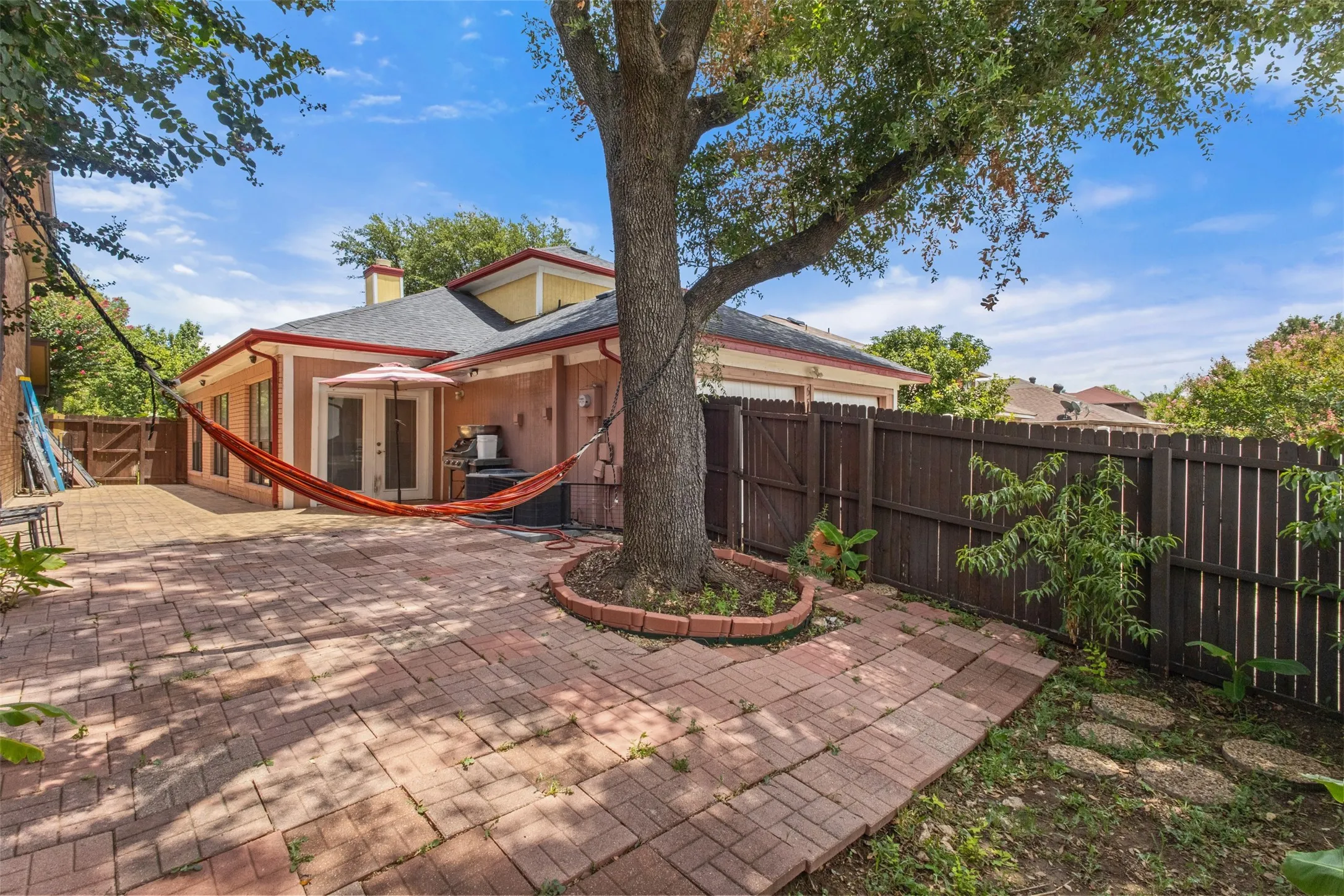 Single Family Residence For Sale in Dallas County , 6541 Los Rios Drive, Mesquite, Texas 75150, 3 Bedroom, 3 Bathroom, 2 Garage spaces, 1,680 Sqft, built in 1985, mls#21333286, Real Estate Agent in Mesquite, Homes For Sale in Dallas county, Homes For Sale in Mesquite, Realtor in Mesquite Texas, Real Estate Brokerage Independent Realty Texas, Luminita Cordes Realtor