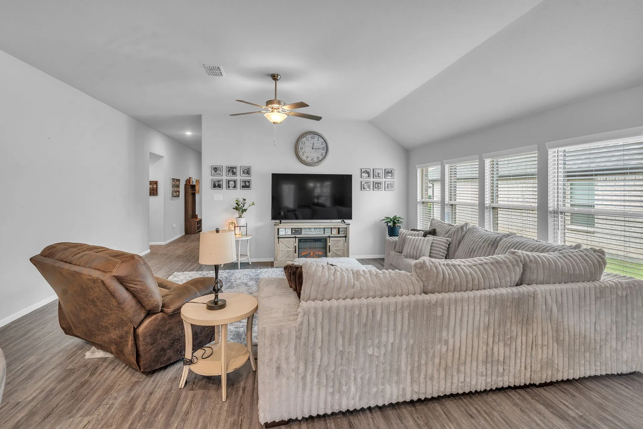 Single Family Residence For Sale in Ellis County , 7118 Pampas Place, Venus, Texas 76084, 4 Bedroom, 2 Bathroom, 2 Garage spaces, 1,934 Sqft, built in 2022, mls#21334245, Real Estate Agent in Venus, Homes For Sale in Ellis county, Homes For Sale in Venus, Realtor in Venus Texas, Real Estate Brokerage Independent Realty Texas, Luminita Cordes Realtor