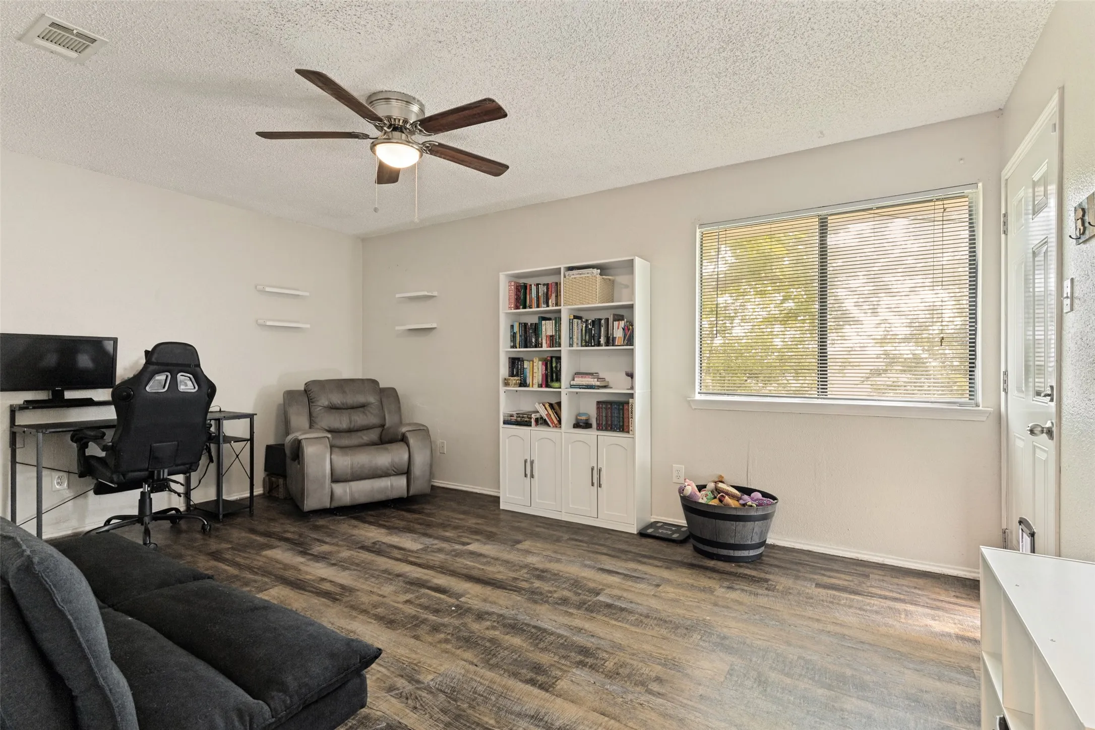 Single Family Residence For Sale in Tarrant County , 10116 Leatherwood Drive, Fort Worth, Texas 76108, 3 Bedroom, 2 Bathroom, 1 Garage spaces, 1,266 Sqft, built in 1986, mls#21334431, Real Estate Agent in Fort Worth, Homes For Sale in Tarrant county, Homes For Sale in Fort Worth, Realtor in Fort Worth Texas, Real Estate Brokerage Independent Realty Texas, Luminita Cordes Realtor