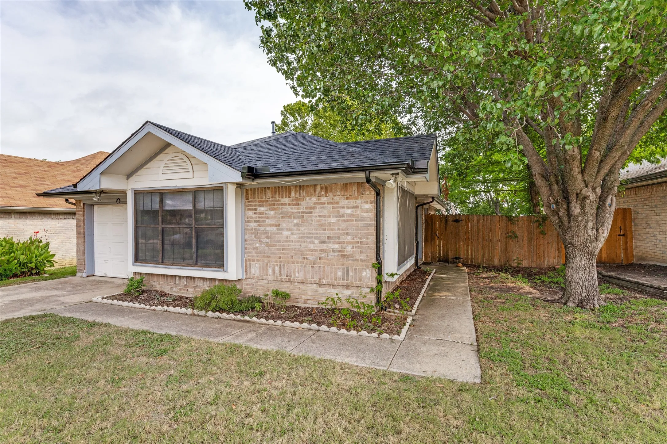 Single Family Residence For Sale in Tarrant County , 10116 Leatherwood Drive, Fort Worth, Texas 76108, 3 Bedroom, 2 Bathroom, 1 Garage spaces, 1,266 Sqft, built in 1986, mls#21334431, Real Estate Agent in Fort Worth, Homes For Sale in Tarrant county, Homes For Sale in Fort Worth, Realtor in Fort Worth Texas, Real Estate Brokerage Independent Realty Texas, Luminita Cordes Realtor