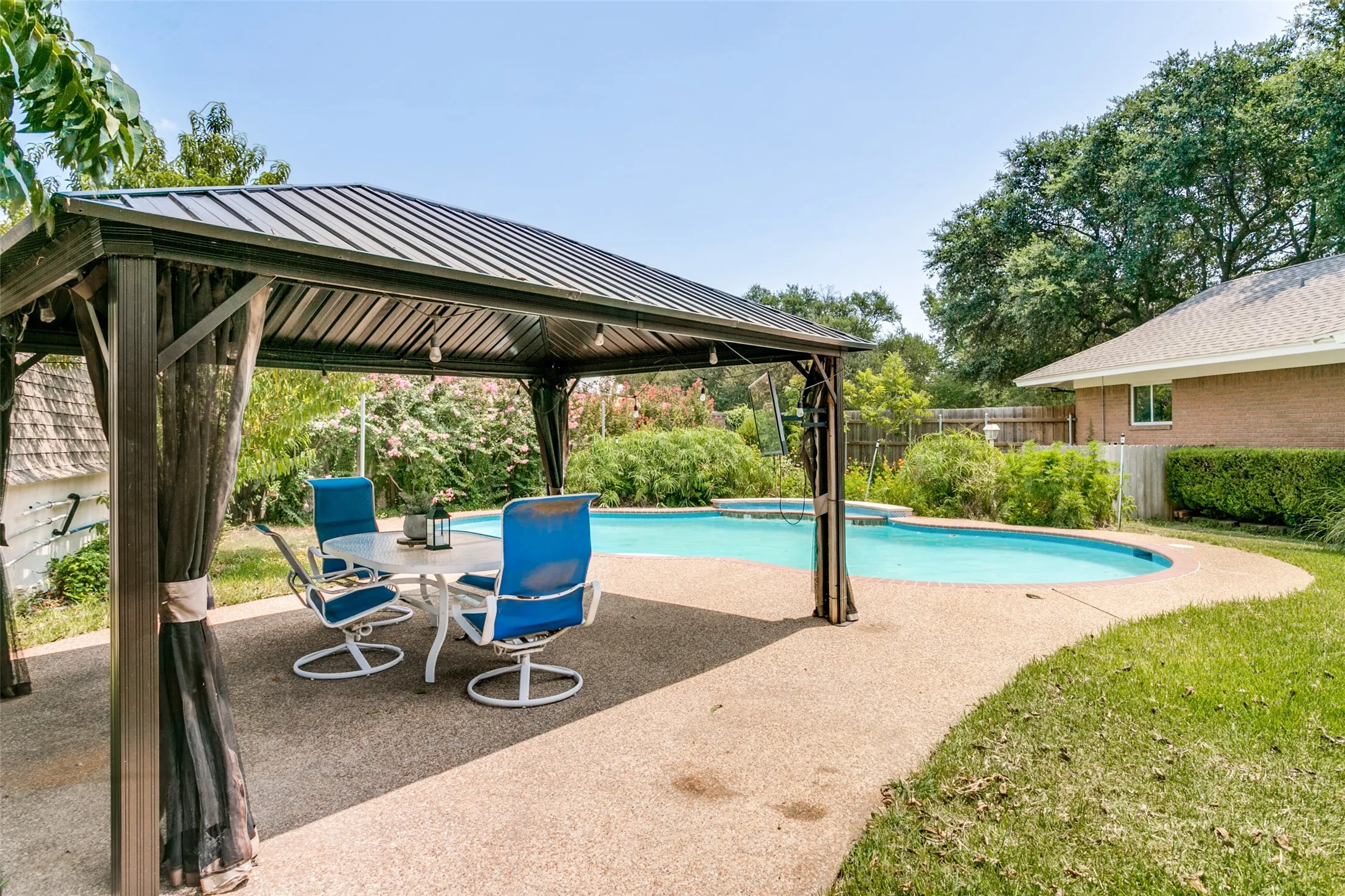 Single Family Residence For Sale in Tarrant County , 4601 Holiday Lane E, North Richland Hills, Texas 76180, 4 Bedroom, 3 Bathroom, 4 Garage spaces, 2,811 Sqft, built in 1955, mls#21333889, Real Estate Agent in North Richland Hills, Homes For Sale in Tarrant county, Homes For Sale in North Richland Hills, Realtor in North Richland Hills Texas, Real Estate Brokerage Independent Realty Texas, Luminita Cordes Realtor