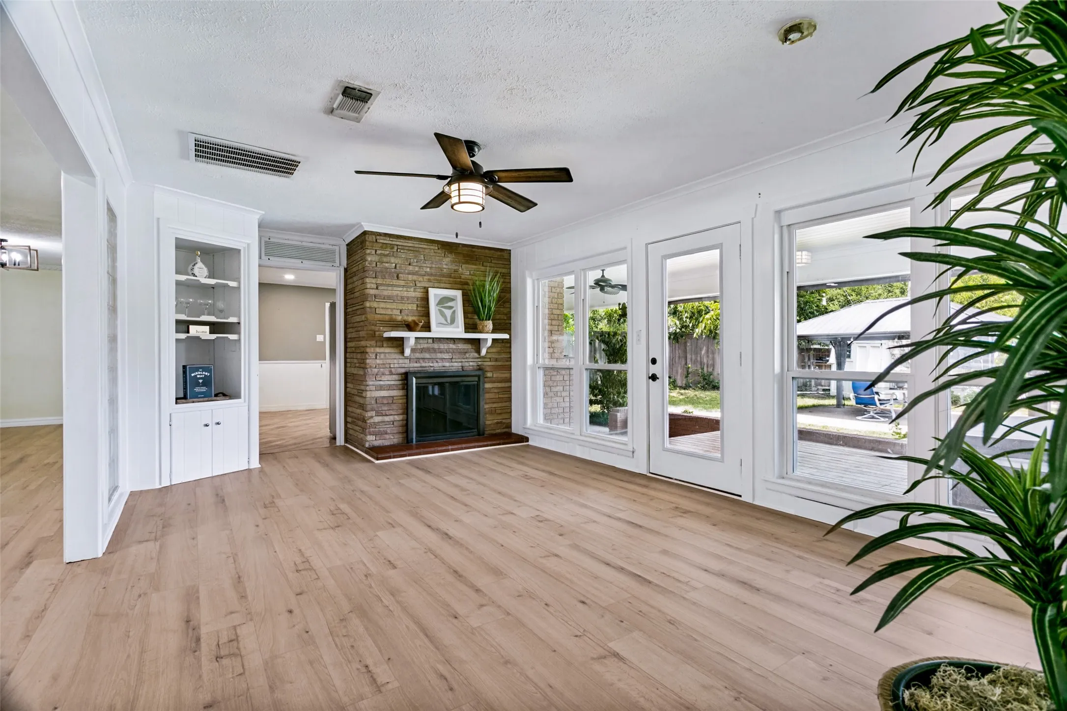 2nd living area with fire place