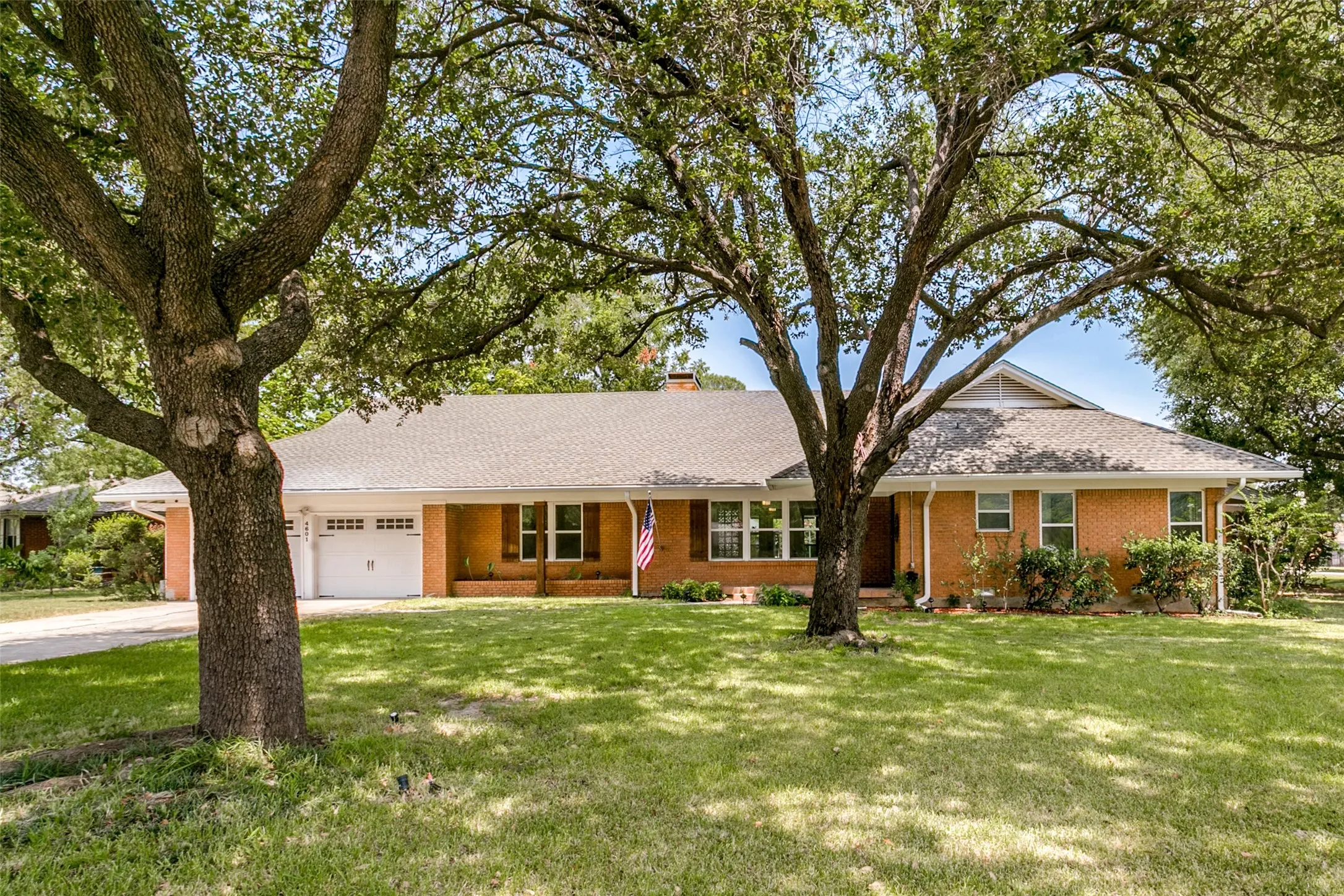 Single Family Residence For Sale in Tarrant County , 4601 Holiday Lane E, North Richland Hills, Texas 76180, 4 Bedroom, 3 Bathroom, 4 Garage spaces, 2,811 Sqft, built in 1955, mls#21333889, Real Estate Agent in North Richland Hills, Homes For Sale in Tarrant county, Homes For Sale in North Richland Hills, Realtor in North Richland Hills Texas, Real Estate Brokerage Independent Realty Texas, Luminita Cordes Realtor