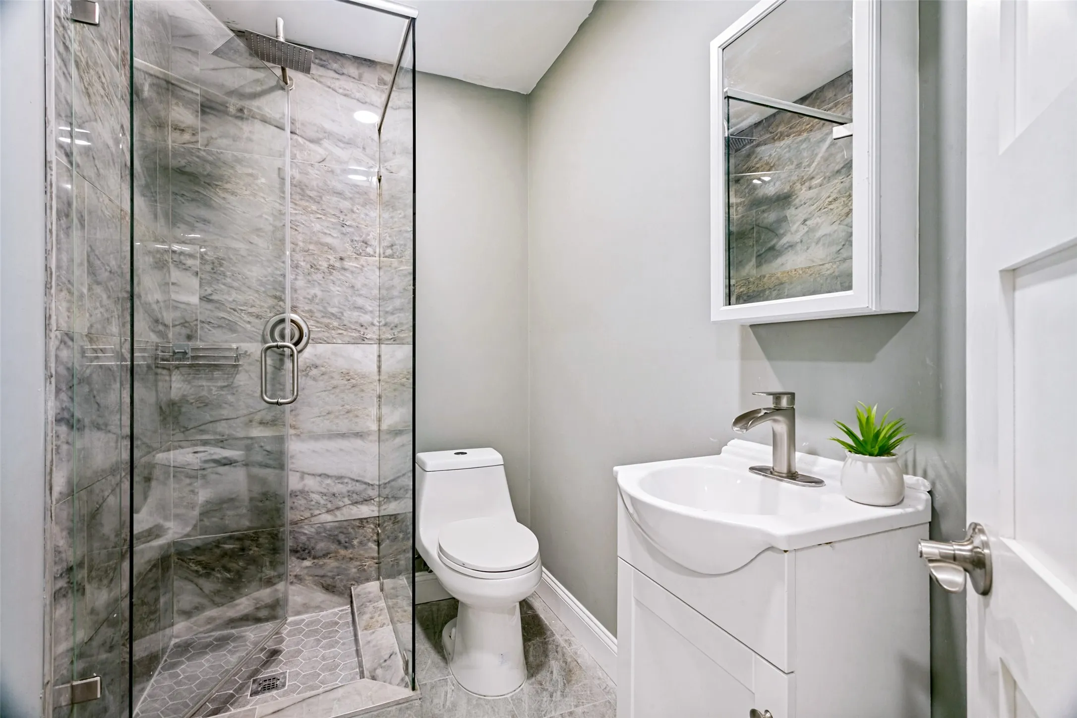4th full bath, shared in hallway