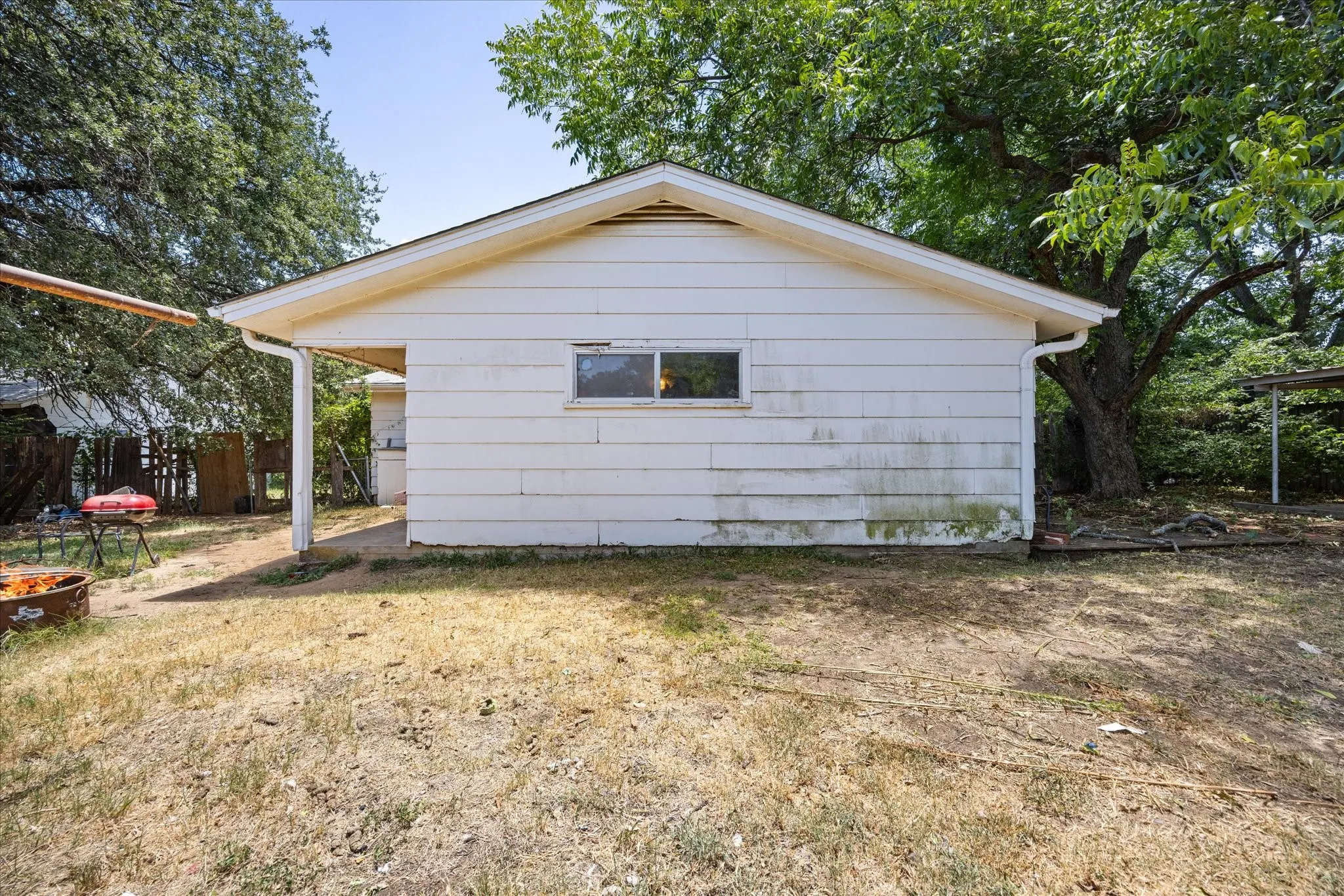 Single Family Residence For Sale in Erath County , 765 W Park Street, Stephenville, Texas 76401, 2 Bedroom, 2 Bathroom, Garage spaces, 1,459 Sqft, built in 1976, mls#21334607, Real Estate Agent in Stephenville, Homes For Sale in Erath county, Homes For Sale in Stephenville, Realtor in Stephenville Texas, Real Estate Brokerage Independent Realty Texas, Luminita Cordes Realtor