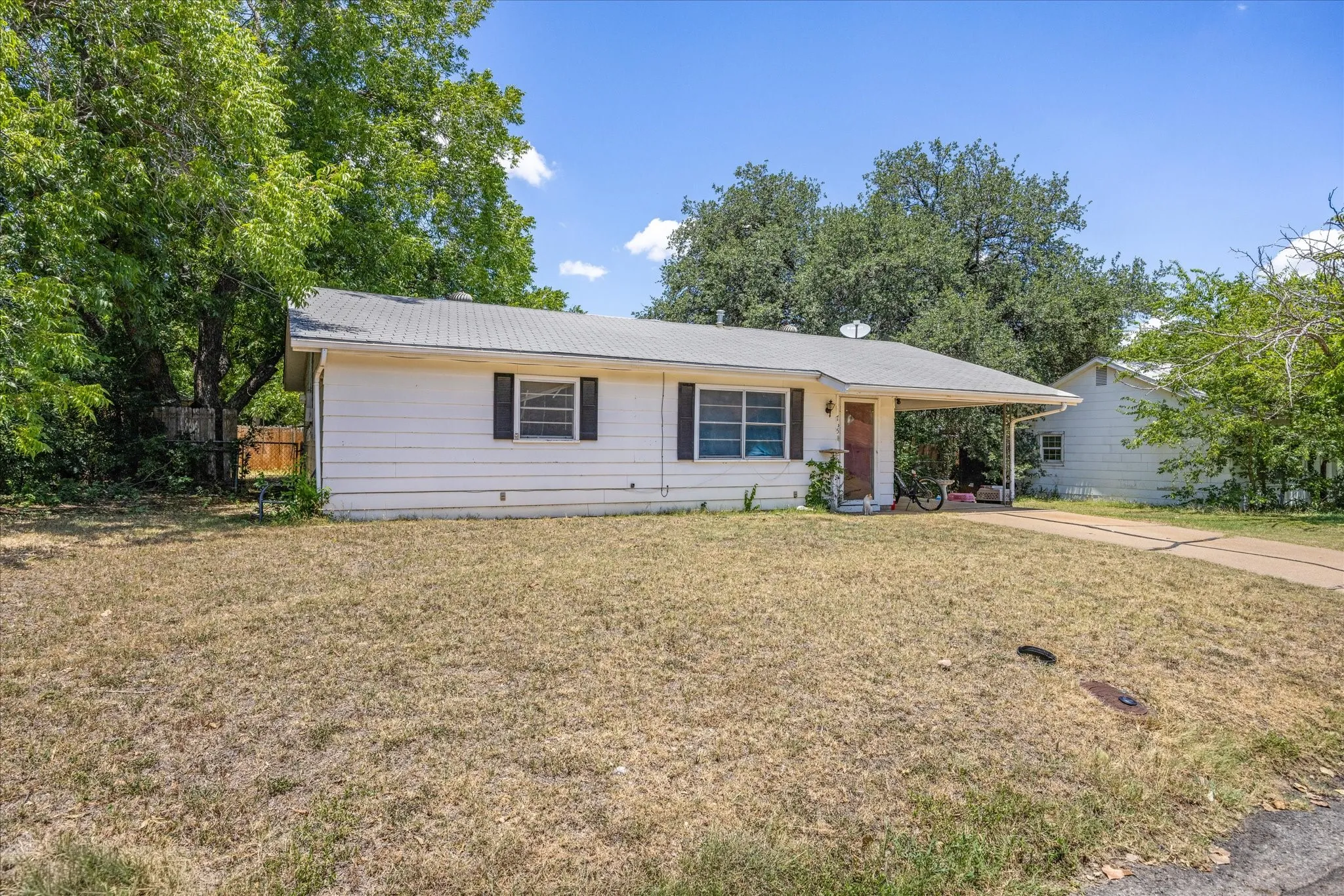 Single Family Residence For Sale in Erath County , 765 W Park Street, Stephenville, Texas 76401, 2 Bedroom, 2 Bathroom, Garage spaces, 1,459 Sqft, built in 1976, mls#21334607, Real Estate Agent in Stephenville, Homes For Sale in Erath county, Homes For Sale in Stephenville, Realtor in Stephenville Texas, Real Estate Brokerage Independent Realty Texas, Luminita Cordes Realtor