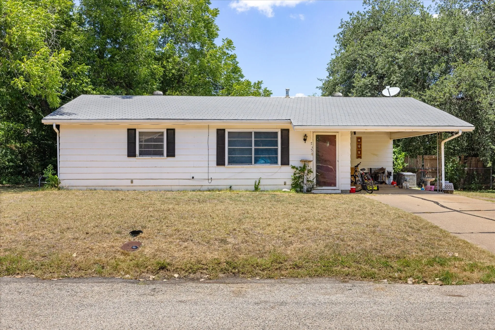 Single Family Residence For Sale in Erath County , 765 W Park Street, Stephenville, Texas 76401, 2 Bedroom, 2 Bathroom, Garage spaces, 1,459 Sqft, built in 1976, mls#21334607, Real Estate Agent in Stephenville, Homes For Sale in Erath county, Homes For Sale in Stephenville, Realtor in Stephenville Texas, Real Estate Brokerage Independent Realty Texas, Luminita Cordes Realtor