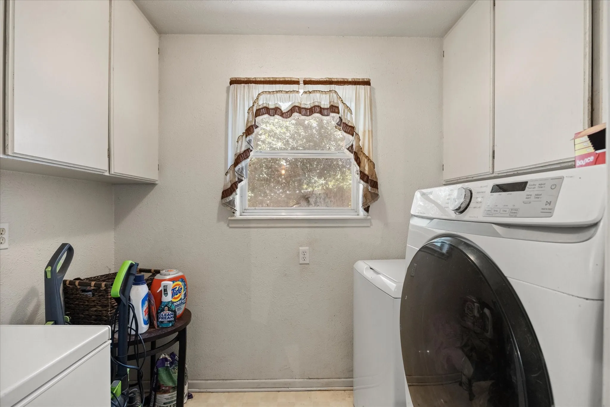 Single Family Residence For Sale in Erath County , 765 W Park Street, Stephenville, Texas 76401, 2 Bedroom, 2 Bathroom, Garage spaces, 1,459 Sqft, built in 1976, mls#21334607, Real Estate Agent in Stephenville, Homes For Sale in Erath county, Homes For Sale in Stephenville, Realtor in Stephenville Texas, Real Estate Brokerage Independent Realty Texas, Luminita Cordes Realtor