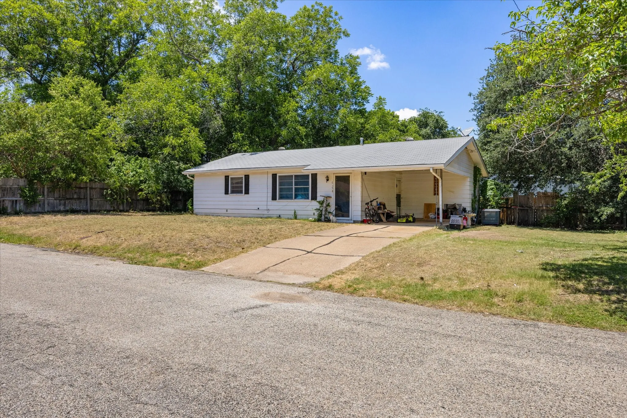 Single Family Residence For Sale in Erath County , 765 W Park Street, Stephenville, Texas 76401, 2 Bedroom, 2 Bathroom, Garage spaces, 1,459 Sqft, built in 1976, mls#21334607, Real Estate Agent in Stephenville, Homes For Sale in Erath county, Homes For Sale in Stephenville, Realtor in Stephenville Texas, Real Estate Brokerage Independent Realty Texas, Luminita Cordes Realtor