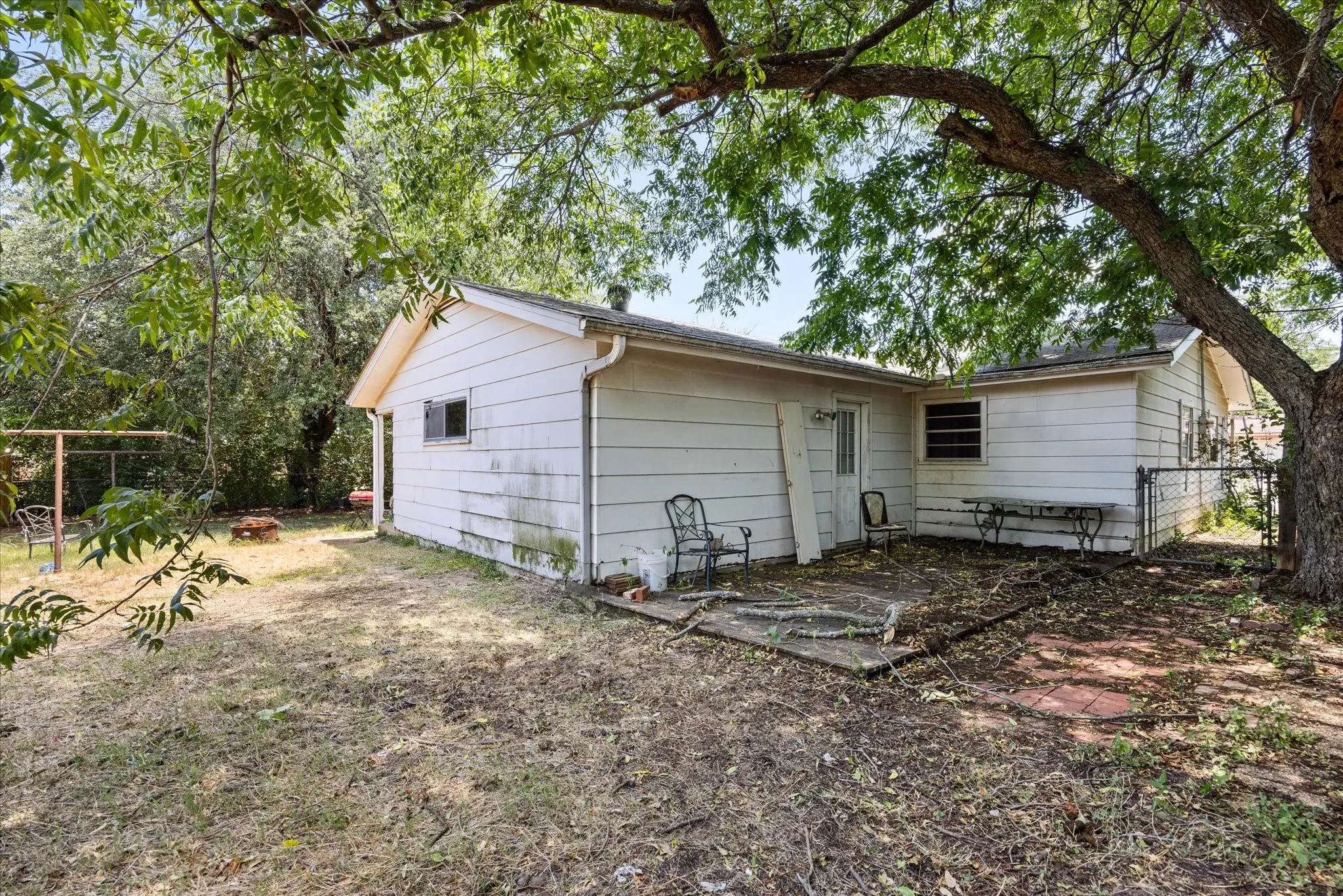 Single Family Residence For Sale in Erath County , 765 W Park Street, Stephenville, Texas 76401, 2 Bedroom, 2 Bathroom, Garage spaces, 1,459 Sqft, built in 1976, mls#21334607, Real Estate Agent in Stephenville, Homes For Sale in Erath county, Homes For Sale in Stephenville, Realtor in Stephenville Texas, Real Estate Brokerage Independent Realty Texas, Luminita Cordes Realtor