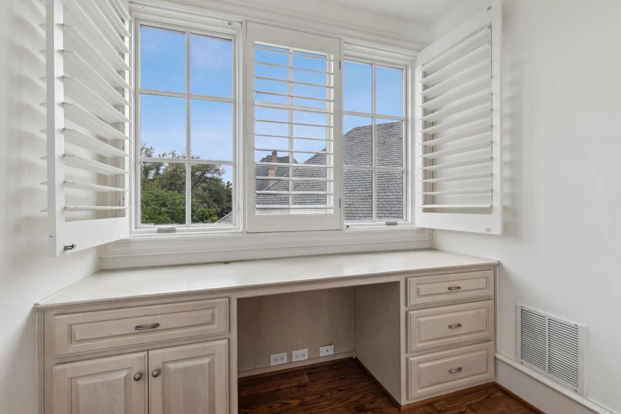 Second floor bedroom -workspace