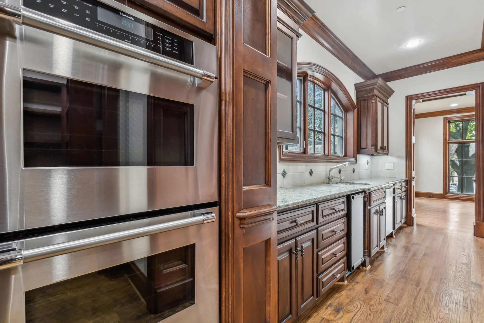 Butlers/Service pantry from kitchen to dining room