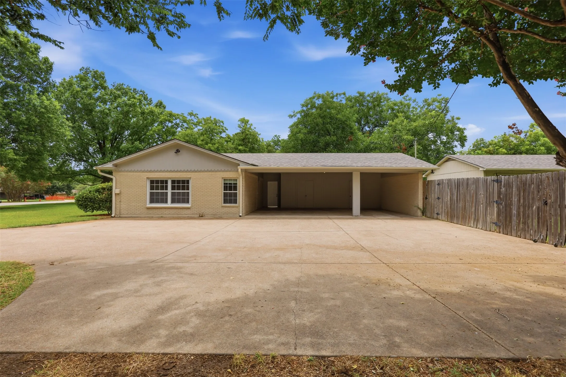 Single Family Residence For Sale in Johnson County , 908 W Westhill Drive, Cleburne, Texas 76033, 3 Bedroom, 2 Bathroom, Garage spaces, 2,574 Sqft, built in 1956, mls#21334386, Real Estate Agent in Cleburne, Homes For Sale in Johnson county, Homes For Sale in Cleburne, Realtor in Cleburne Texas, Real Estate Brokerage Independent Realty Texas, Luminita Cordes Realtor