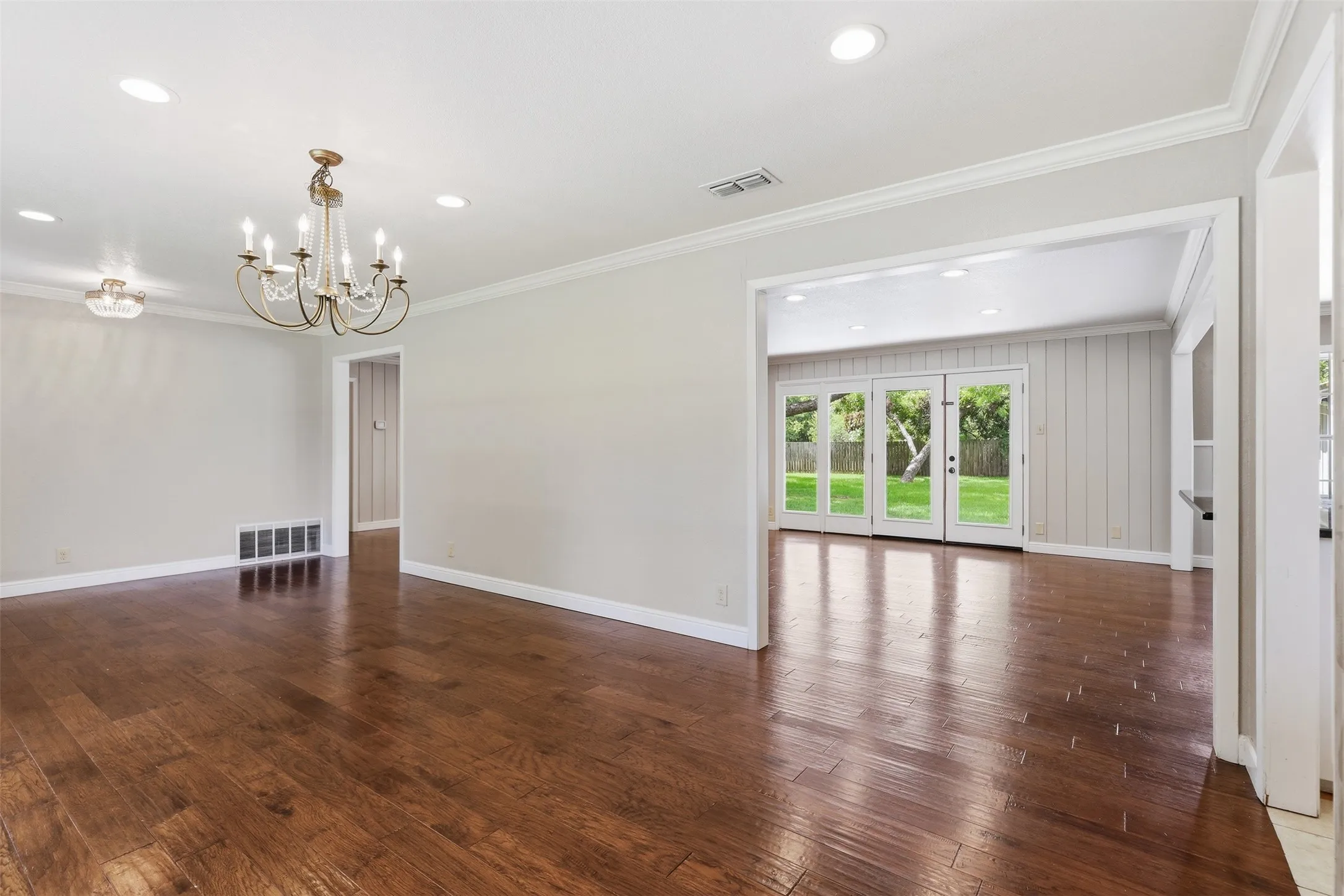 Single Family Residence For Sale in Johnson County , 908 W Westhill Drive, Cleburne, Texas 76033, 3 Bedroom, 2 Bathroom, Garage spaces, 2,574 Sqft, built in 1956, mls#21334386, Real Estate Agent in Cleburne, Homes For Sale in Johnson county, Homes For Sale in Cleburne, Realtor in Cleburne Texas, Real Estate Brokerage Independent Realty Texas, Luminita Cordes Realtor