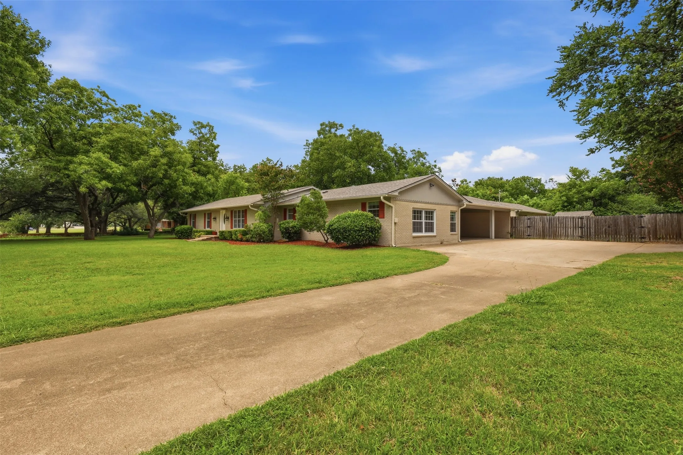 Single Family Residence For Sale in Johnson County , 908 W Westhill Drive, Cleburne, Texas 76033, 3 Bedroom, 2 Bathroom, Garage spaces, 2,574 Sqft, built in 1956, mls#21334386, Real Estate Agent in Cleburne, Homes For Sale in Johnson county, Homes For Sale in Cleburne, Realtor in Cleburne Texas, Real Estate Brokerage Independent Realty Texas, Luminita Cordes Realtor