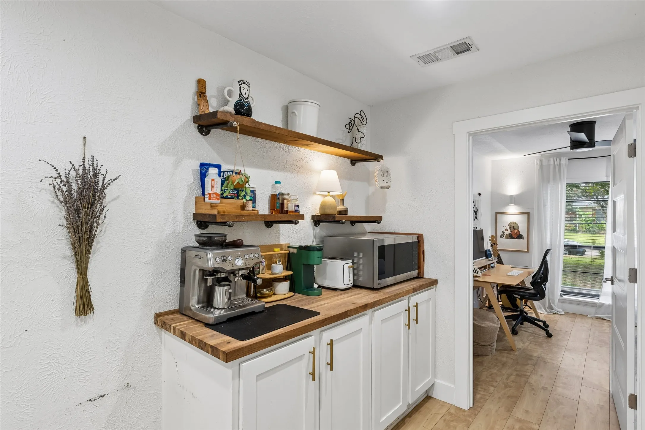 Single Family Residence For Rent in Dallas County , 3818 Ruidosa Avenue, Dallas, Texas 75228, 3 Bedrooms, 2 Bathrooms, 2 Garage spaces, 1,924 Sqft, built in 1978, Price $2,950, mls#21331275, Real Estate Agent in Dallas, Homes For Rent in Dallas county, Homes For Rent in Dallas, Realtor in Dallas Texas, Real Estate Brokerage Independent Realty Texas, Luminita Cordes Realtor