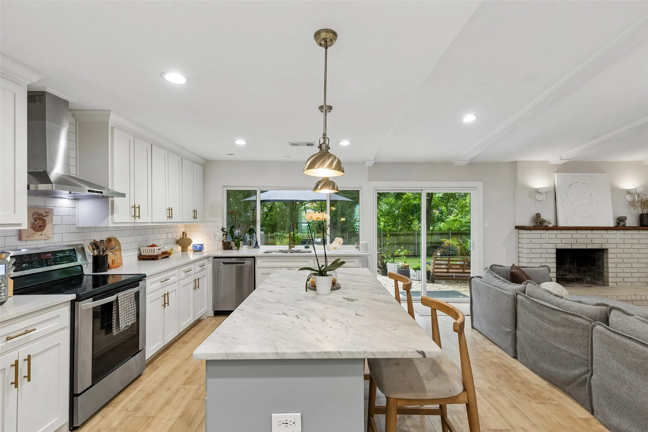 Single Family Residence For Rent in Dallas County , 3818 Ruidosa Avenue, Dallas, Texas 75228, 3 Bedrooms, 2 Bathrooms, 2 Garage spaces, 1,924 Sqft, built in 1978, Price $2,950, mls#21331275, Real Estate Agent in Dallas, Homes For Rent in Dallas county, Homes For Rent in Dallas, Realtor in Dallas Texas, Real Estate Brokerage Independent Realty Texas, Luminita Cordes Realtor