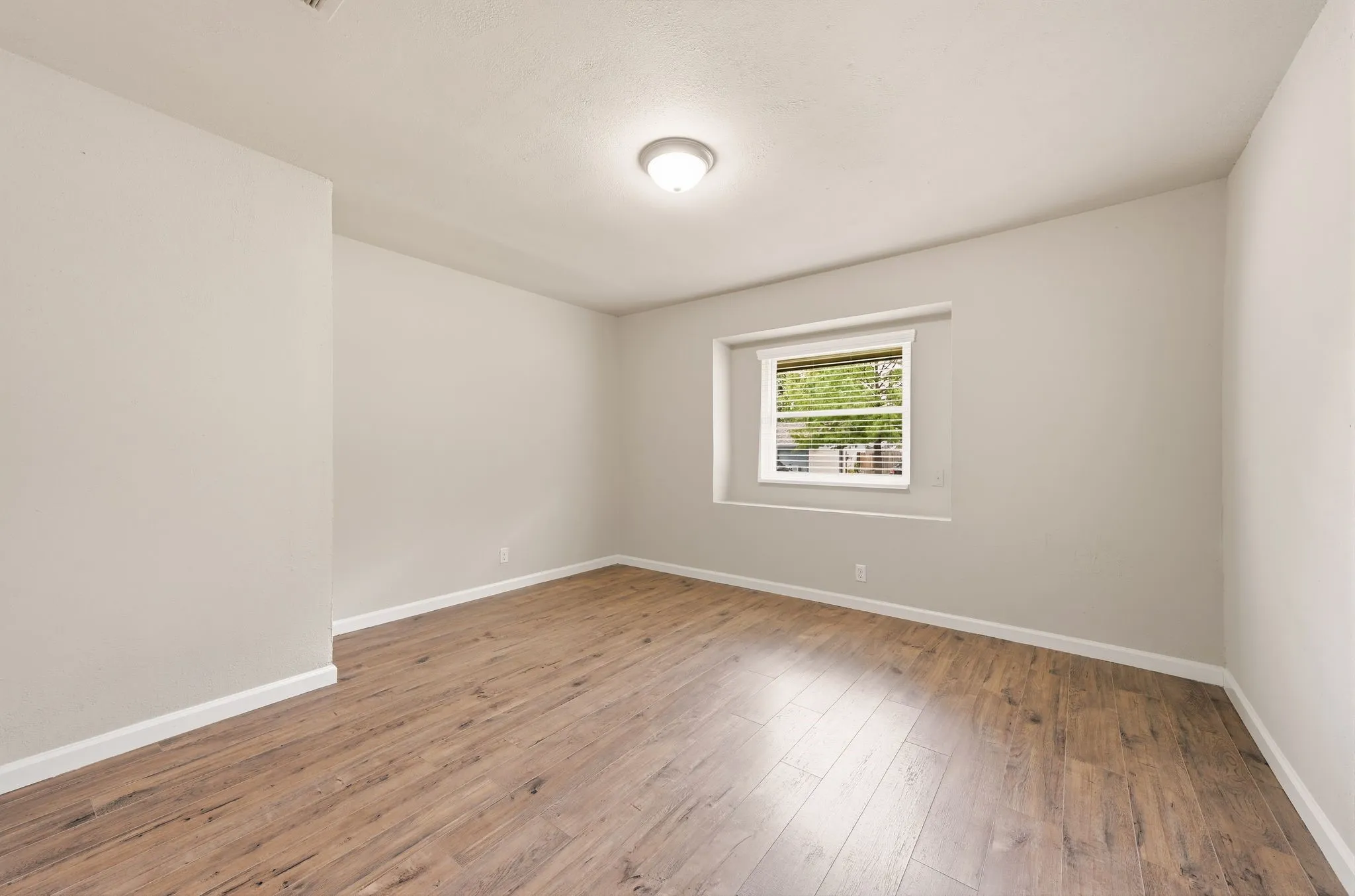 Flexible 3rd bedroom; Recessed window ledge