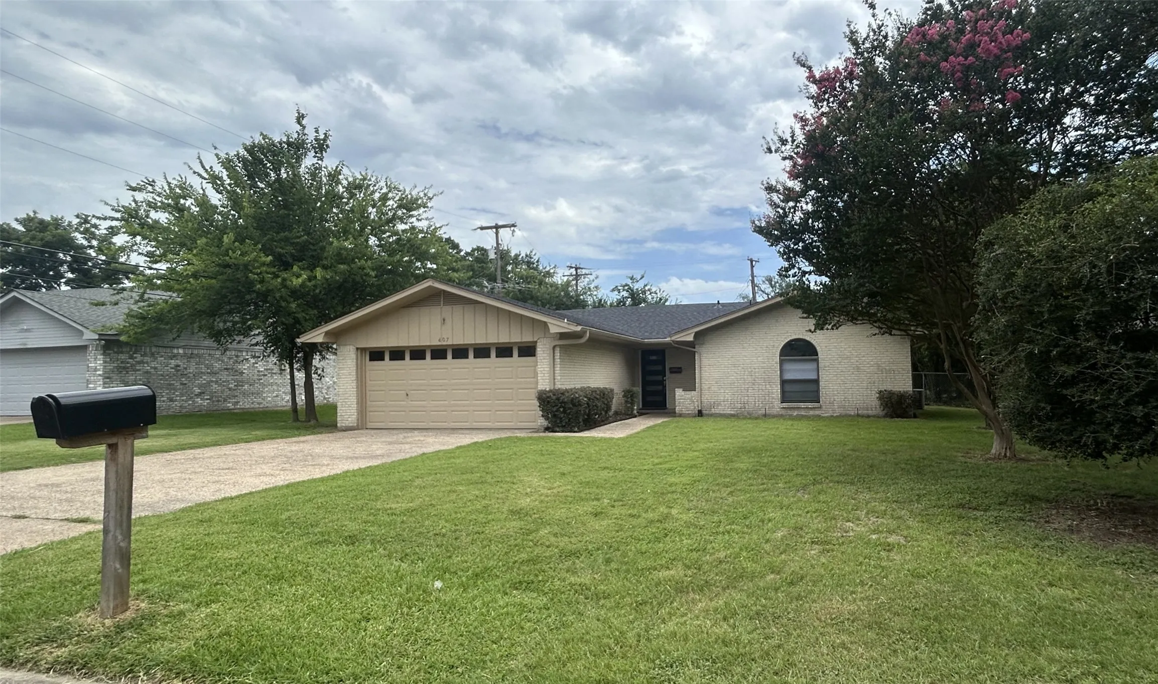 Single Family Residence For Sale in Navarro County , 607 Stanford Street, Corsicana, Texas 75110, 3 Bedrooms, 2 Bathrooms, 2 Garage spaces, 1,432 Sqft, built in 1966, Price $270,000, mls#21334649, Real Estate Agent in Corsicana, Homes For Sale in Navarro county, Homes For Sale in Corsicana, Realtor in Corsicana Texas, Real Estate Brokerage Independent Realty Texas, Luminita Cordes Realtor