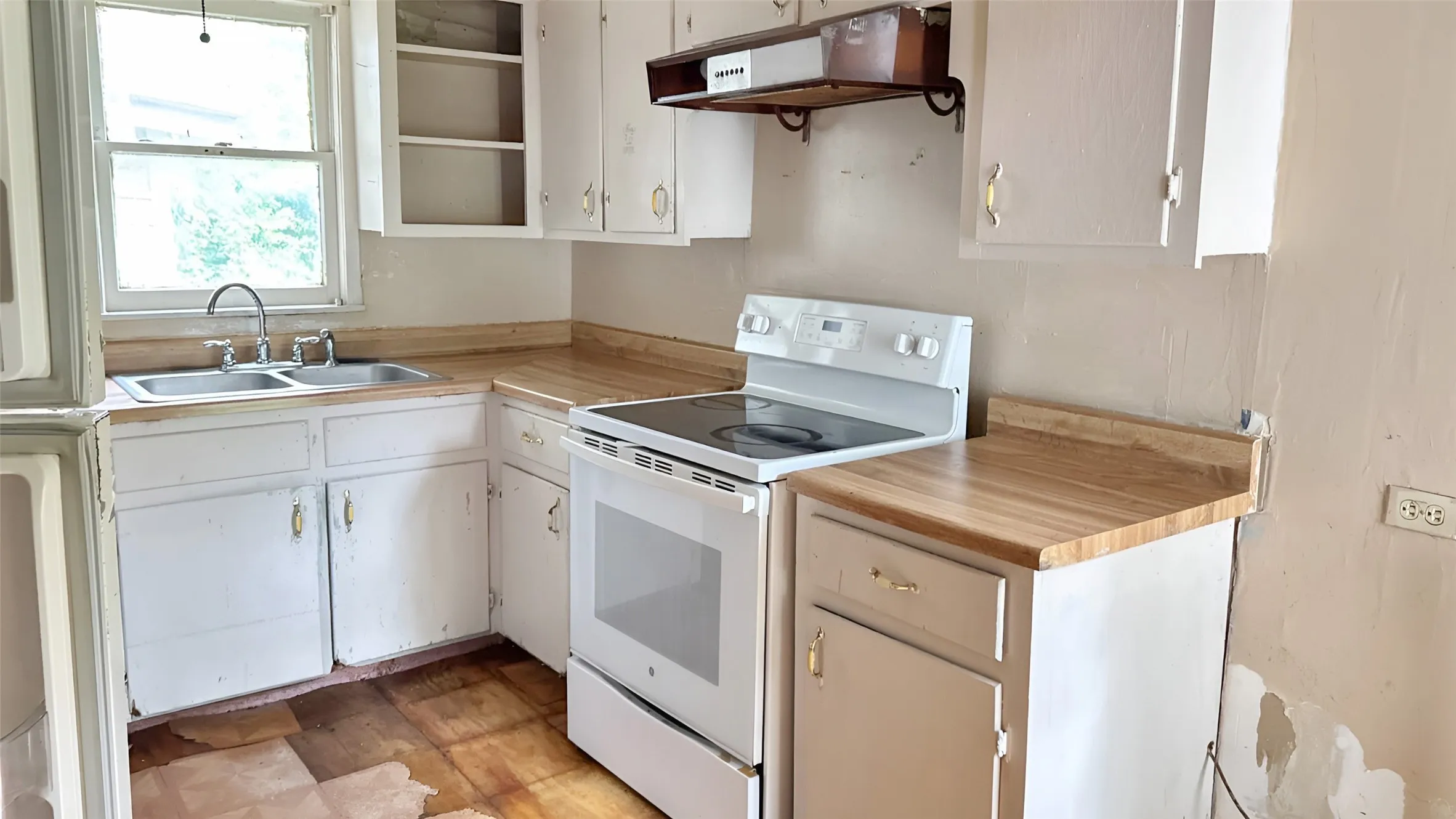 Single Family Residence For Sale in Houston County , 416 Sycamore Street, Grapeland, Texas 75844, 2 Bedroom, 1 Bathroom, Garage spaces, 1,182 Sqft, built in 1942, mls#21334648, Real Estate Agent in Grapeland, Homes For Sale in Houston county, Homes For Sale in Grapeland, Realtor in Grapeland Texas, Real Estate Brokerage Independent Realty Texas, Luminita Cordes Realtor