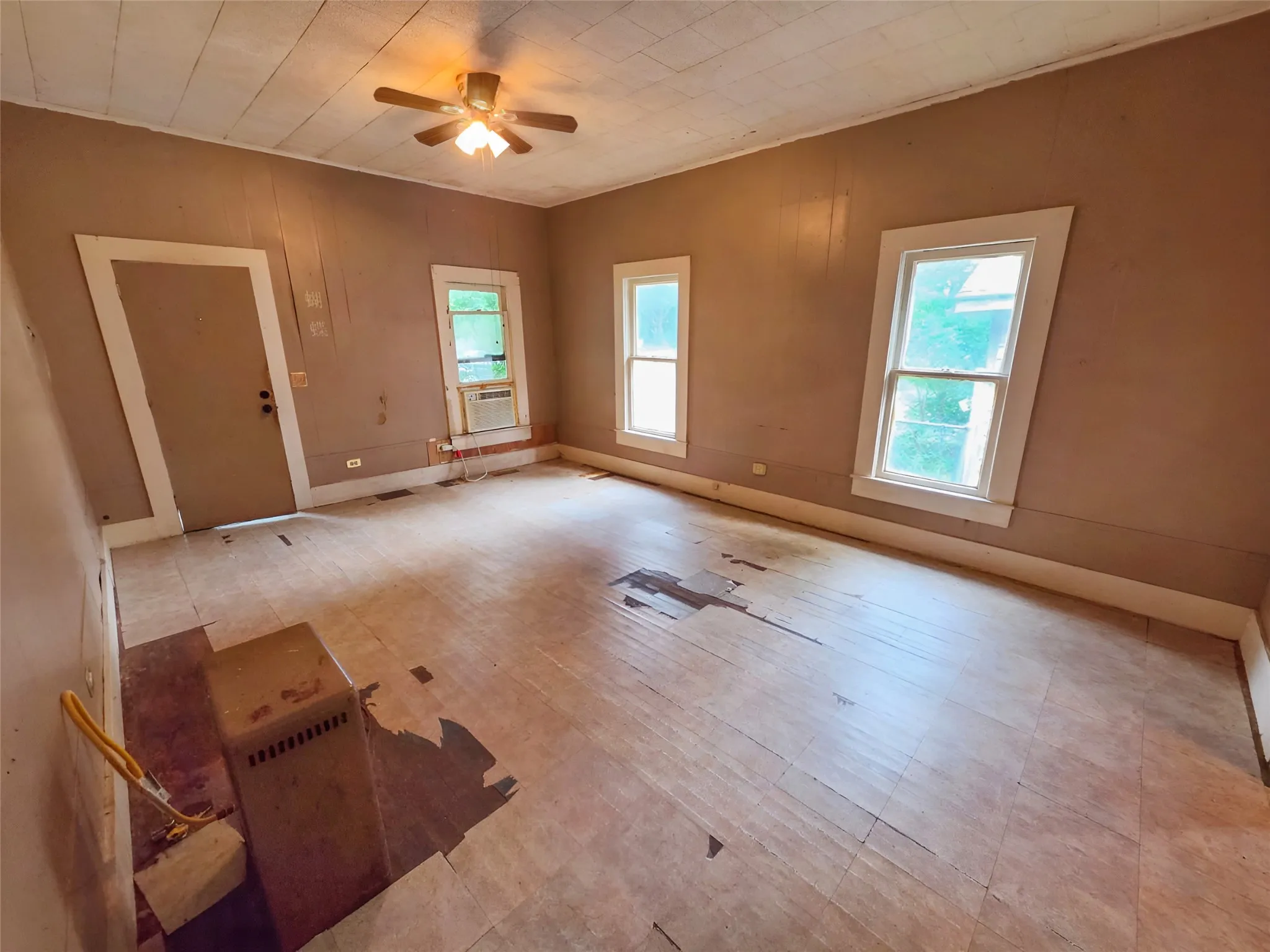 Single Family Residence For Sale in Houston County , 416 Sycamore Street, Grapeland, Texas 75844, 2 Bedroom, 1 Bathroom, Garage spaces, 1,182 Sqft, built in 1942, mls#21334648, Real Estate Agent in Grapeland, Homes For Sale in Houston county, Homes For Sale in Grapeland, Realtor in Grapeland Texas, Real Estate Brokerage Independent Realty Texas, Luminita Cordes Realtor