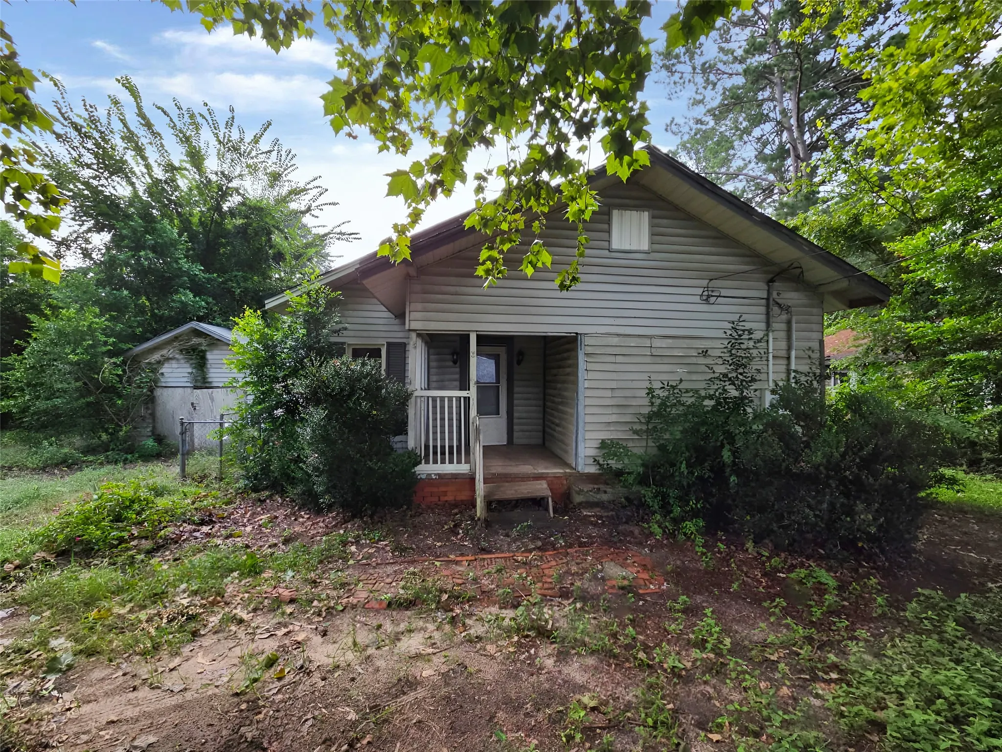 Single Family Residence For Sale in Houston County , 416 Sycamore Street, Grapeland, Texas 75844, 2 Bedroom, 1 Bathroom, Garage spaces, 1,182 Sqft, built in 1942, mls#21334648, Real Estate Agent in Grapeland, Homes For Sale in Houston county, Homes For Sale in Grapeland, Realtor in Grapeland Texas, Real Estate Brokerage Independent Realty Texas, Luminita Cordes Realtor