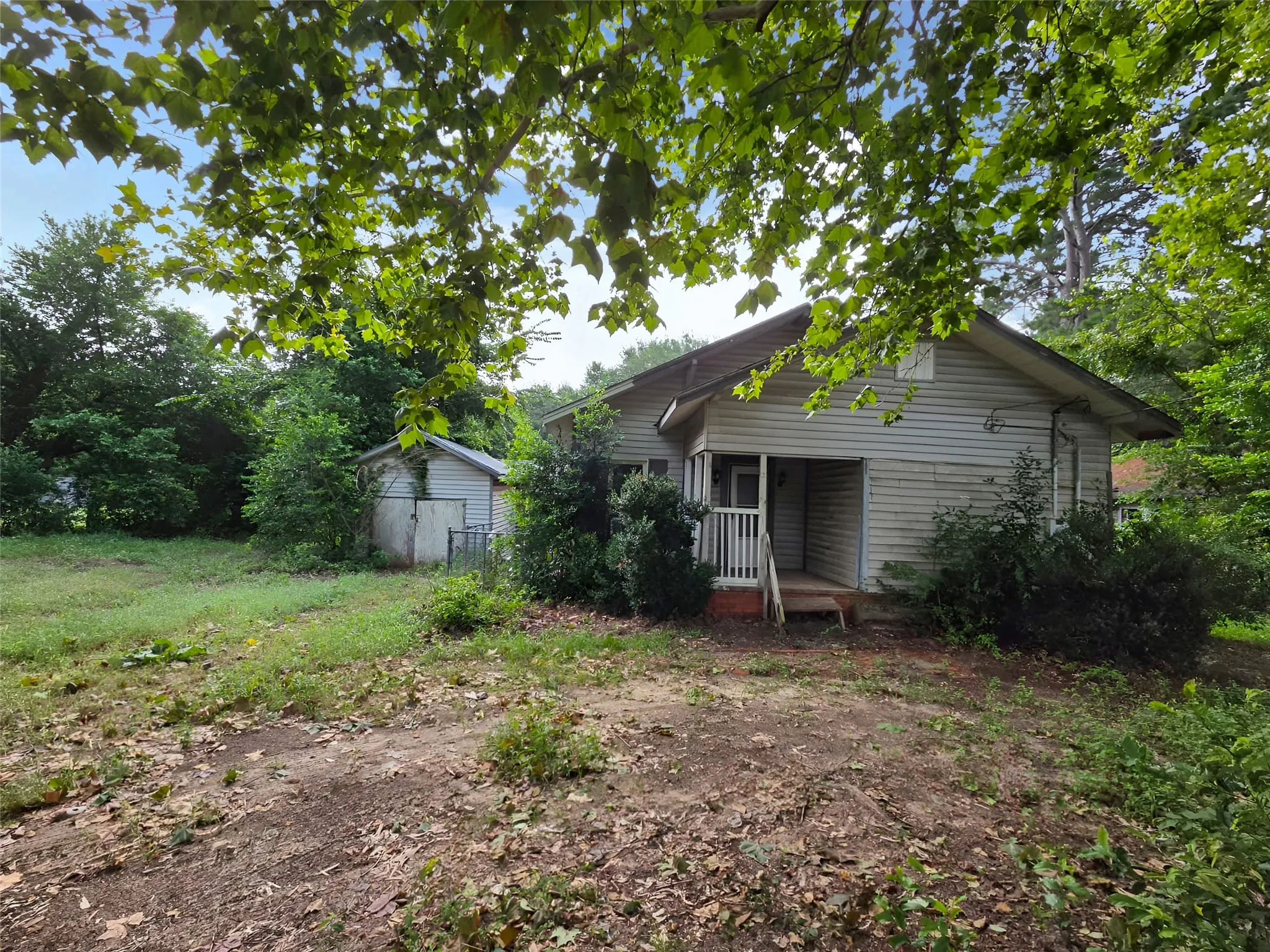 Single Family Residence For Sale in Houston County , 416 Sycamore Street, Grapeland, Texas 75844, 2 Bedroom, 1 Bathroom, Garage spaces, 1,182 Sqft, built in 1942, mls#21334648, Real Estate Agent in Grapeland, Homes For Sale in Houston county, Homes For Sale in Grapeland, Realtor in Grapeland Texas, Real Estate Brokerage Independent Realty Texas, Luminita Cordes Realtor