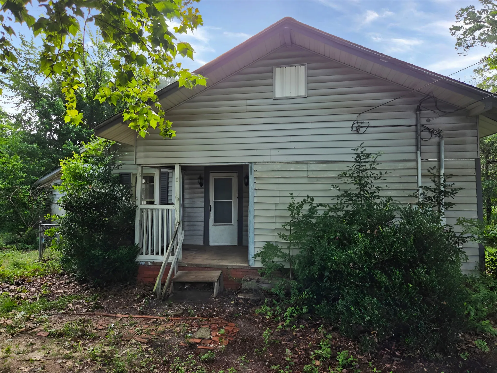 Single Family Residence For Sale in Houston County , 416 Sycamore Street, Grapeland, Texas 75844, 2 Bedroom, 1 Bathroom, Garage spaces, 1,182 Sqft, built in 1942, mls#21334648, Real Estate Agent in Grapeland, Homes For Sale in Houston county, Homes For Sale in Grapeland, Realtor in Grapeland Texas, Real Estate Brokerage Independent Realty Texas, Luminita Cordes Realtor