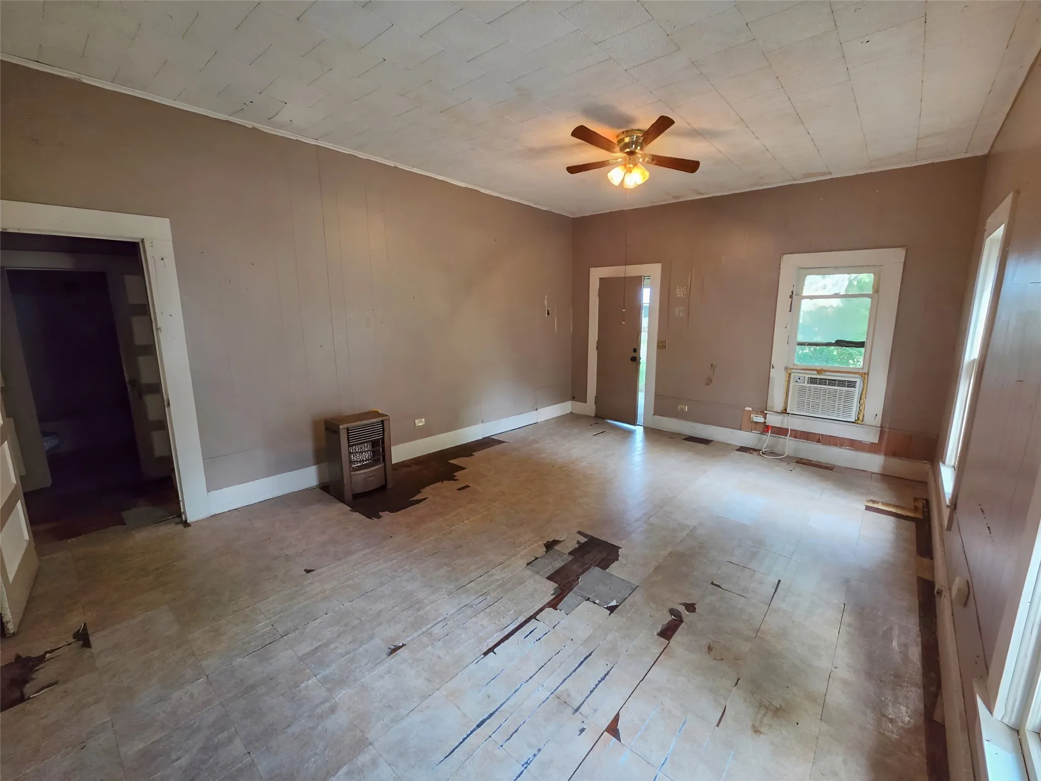 Single Family Residence For Sale in Houston County , 416 Sycamore Street, Grapeland, Texas 75844, 2 Bedroom, 1 Bathroom, Garage spaces, 1,182 Sqft, built in 1942, mls#21334648, Real Estate Agent in Grapeland, Homes For Sale in Houston county, Homes For Sale in Grapeland, Realtor in Grapeland Texas, Real Estate Brokerage Independent Realty Texas, Luminita Cordes Realtor