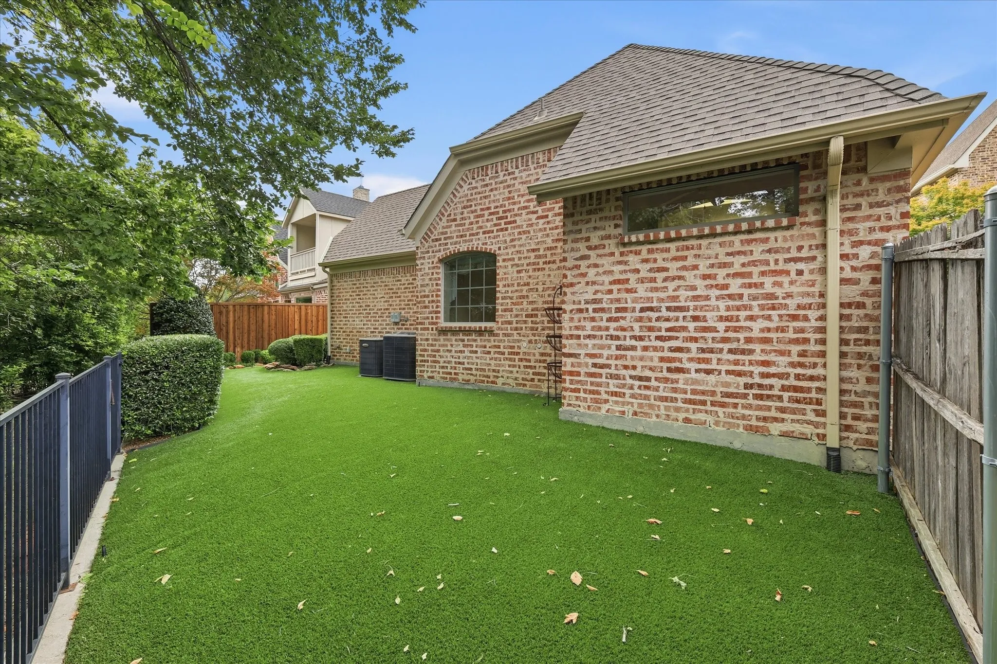 Easy maintenance artificial turf