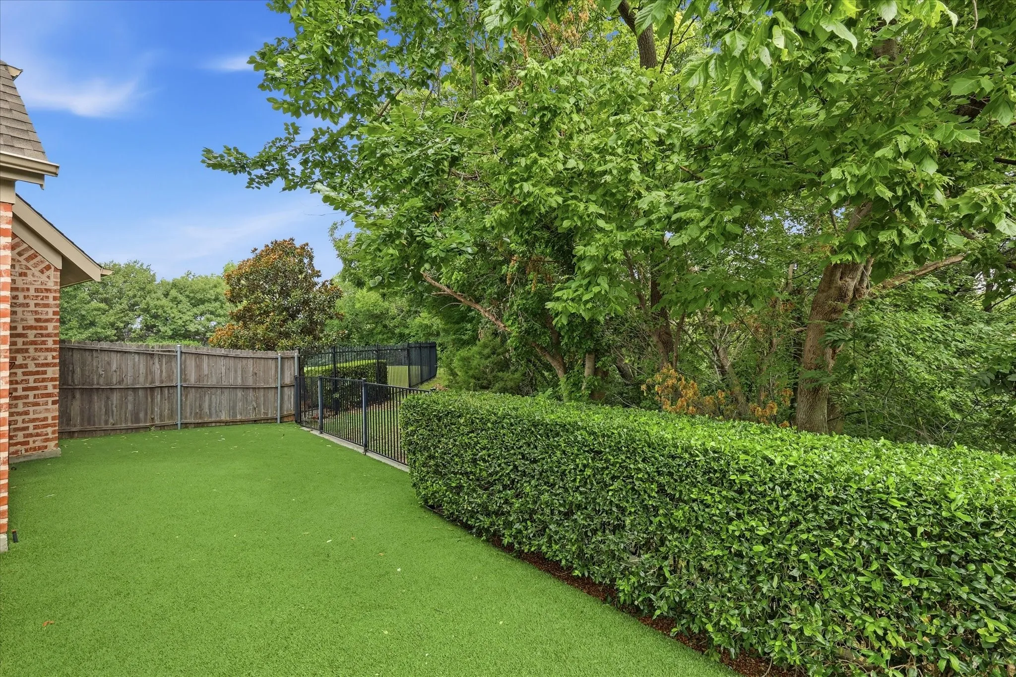 Easy maintenance artificial turf