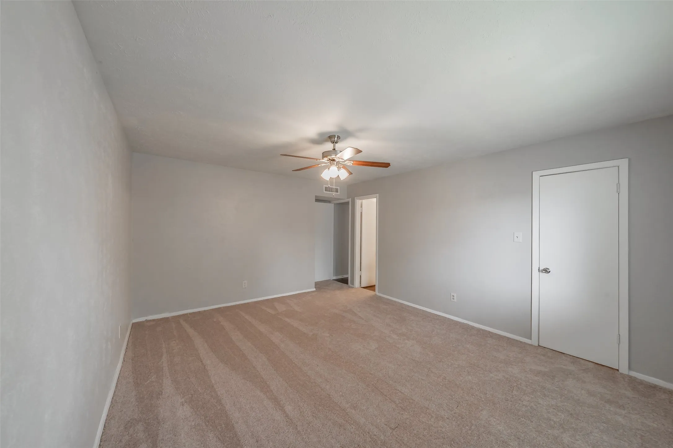 Single Family Residence For Sale in Dallas County , 720 Nora Lane, De Soto, Texas 75115, 3 Bedroom, 2 Bathroom, 2 Garage spaces, 1,733 Sqft, built in 1979, mls#21334581, Real Estate Agent in De Soto, Homes For Sale in Dallas county, Homes For Sale in De Soto, Realtor in De Soto Texas, Real Estate Brokerage Independent Realty Texas, Luminita Cordes Realtor