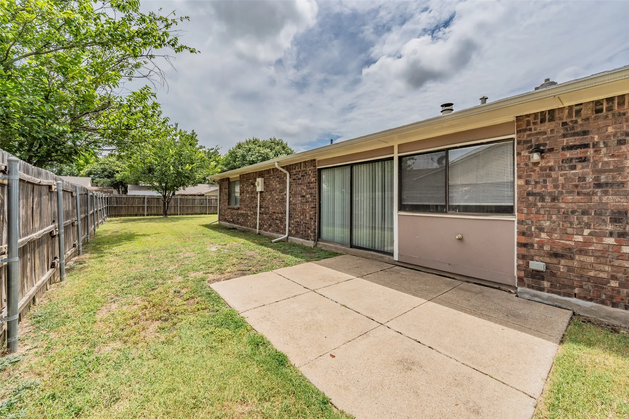 Single Family Residence For Sale in Dallas County , 720 Nora Lane, De Soto, Texas 75115, 3 Bedroom, 2 Bathroom, 2 Garage spaces, 1,733 Sqft, built in 1979, mls#21334581, Real Estate Agent in De Soto, Homes For Sale in Dallas county, Homes For Sale in De Soto, Realtor in De Soto Texas, Real Estate Brokerage Independent Realty Texas, Luminita Cordes Realtor