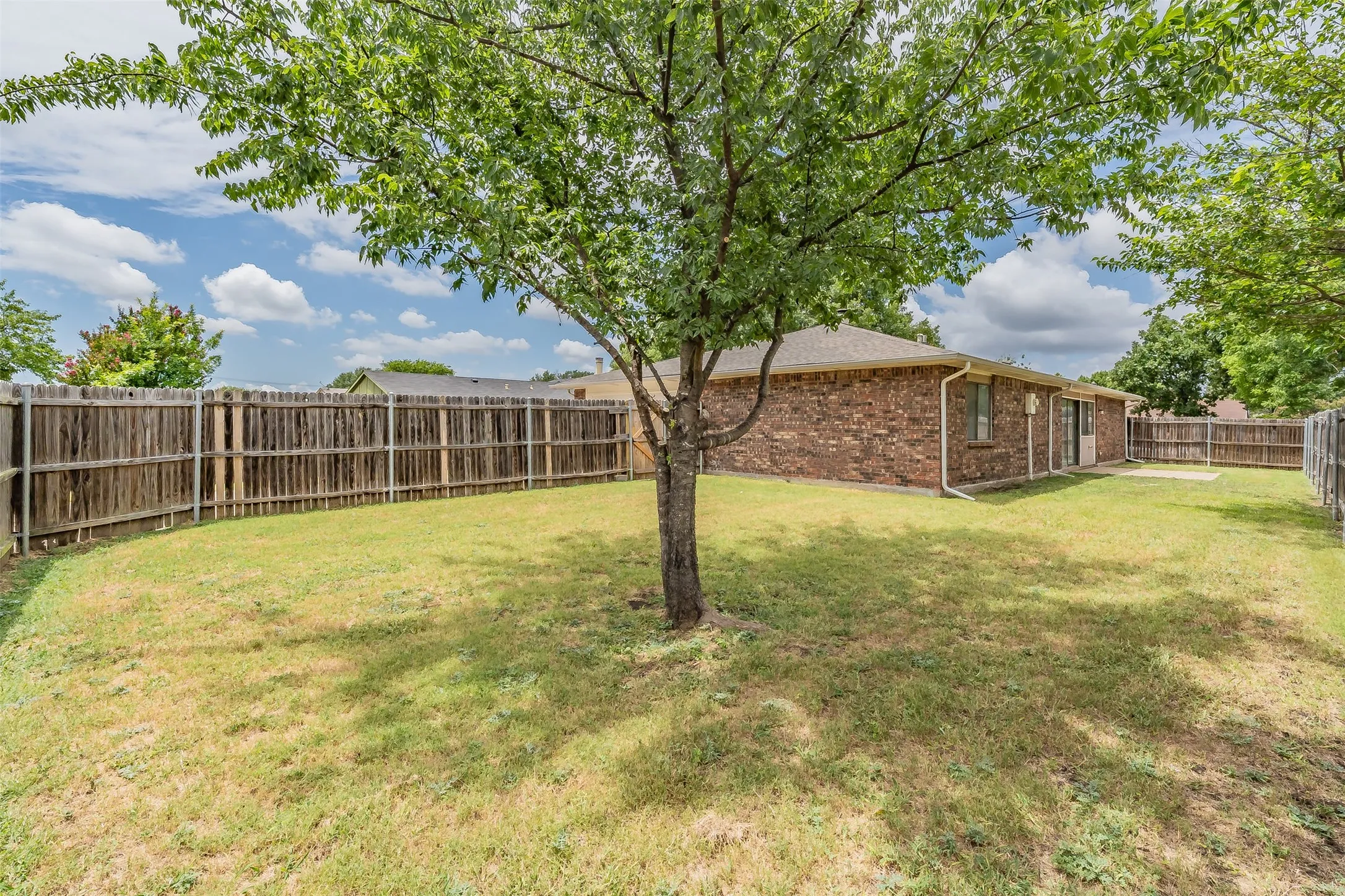 Single Family Residence For Sale in Dallas County , 720 Nora Lane, De Soto, Texas 75115, 3 Bedroom, 2 Bathroom, 2 Garage spaces, 1,733 Sqft, built in 1979, mls#21334581, Real Estate Agent in De Soto, Homes For Sale in Dallas county, Homes For Sale in De Soto, Realtor in De Soto Texas, Real Estate Brokerage Independent Realty Texas, Luminita Cordes Realtor