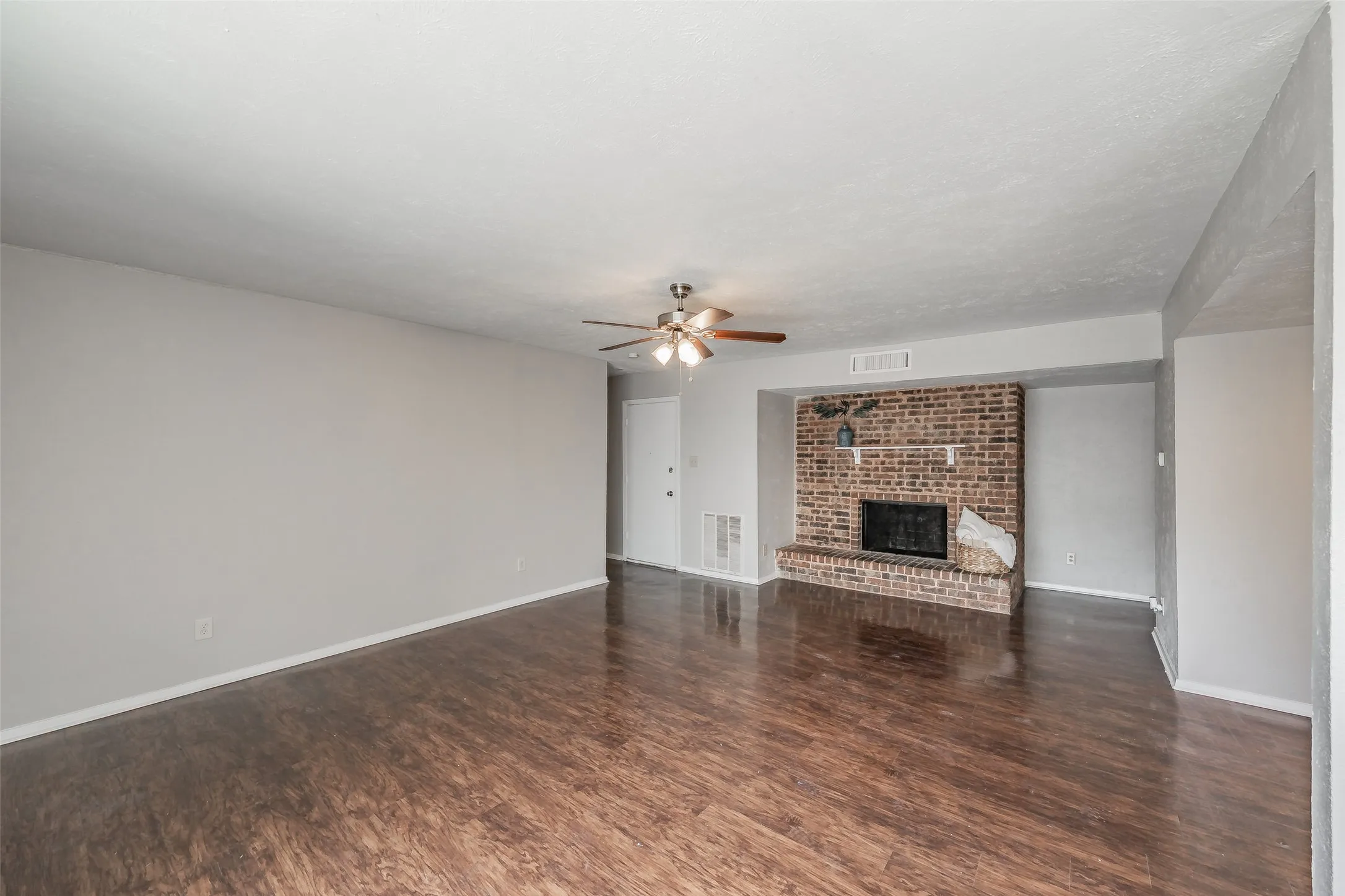 Single Family Residence For Sale in Dallas County , 720 Nora Lane, De Soto, Texas 75115, 3 Bedroom, 2 Bathroom, 2 Garage spaces, 1,733 Sqft, built in 1979, mls#21334581, Real Estate Agent in De Soto, Homes For Sale in Dallas county, Homes For Sale in De Soto, Realtor in De Soto Texas, Real Estate Brokerage Independent Realty Texas, Luminita Cordes Realtor