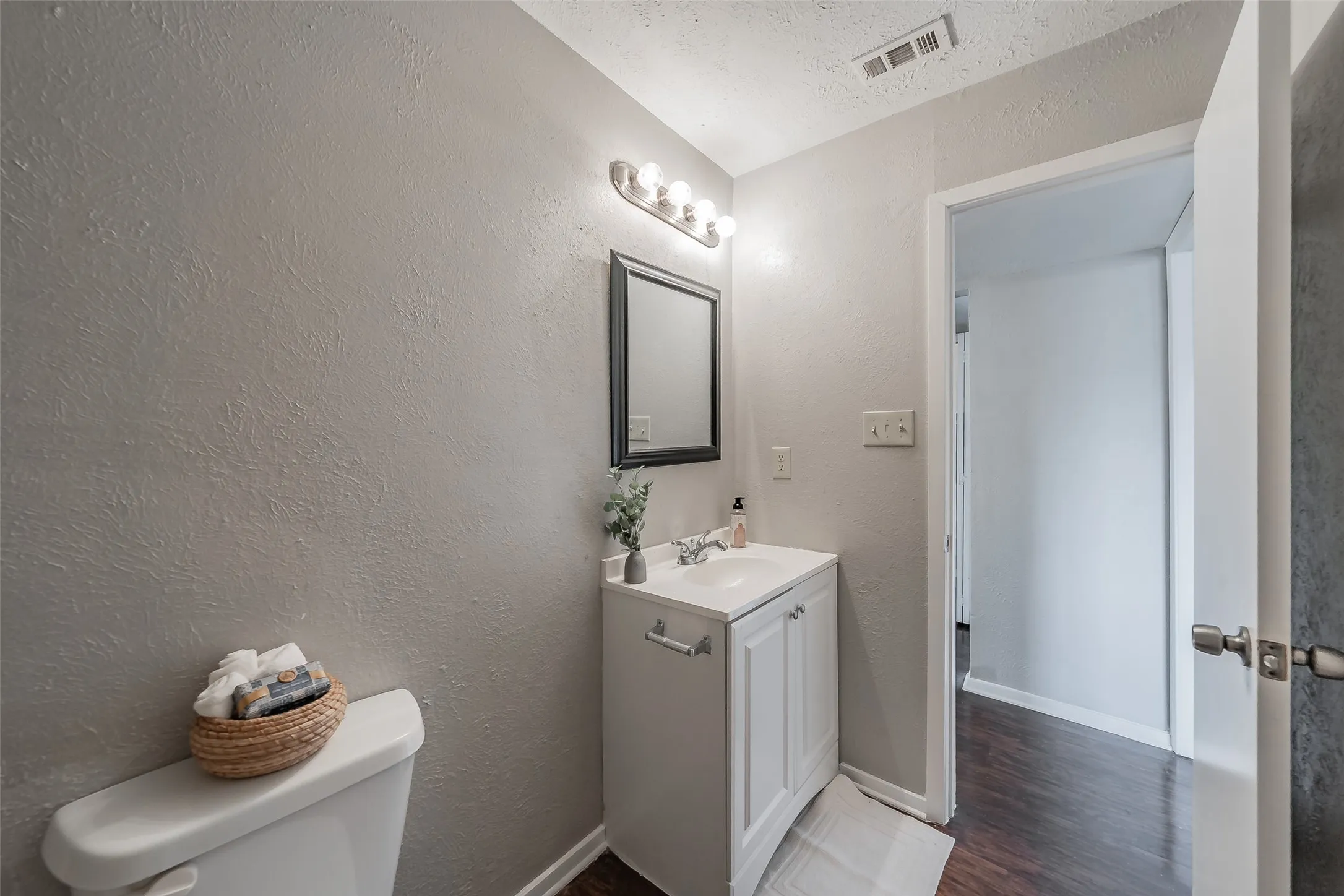 Single Family Residence For Sale in Dallas County , 720 Nora Lane, De Soto, Texas 75115, 3 Bedroom, 2 Bathroom, 2 Garage spaces, 1,733 Sqft, built in 1979, mls#21334581, Real Estate Agent in De Soto, Homes For Sale in Dallas county, Homes For Sale in De Soto, Realtor in De Soto Texas, Real Estate Brokerage Independent Realty Texas, Luminita Cordes Realtor