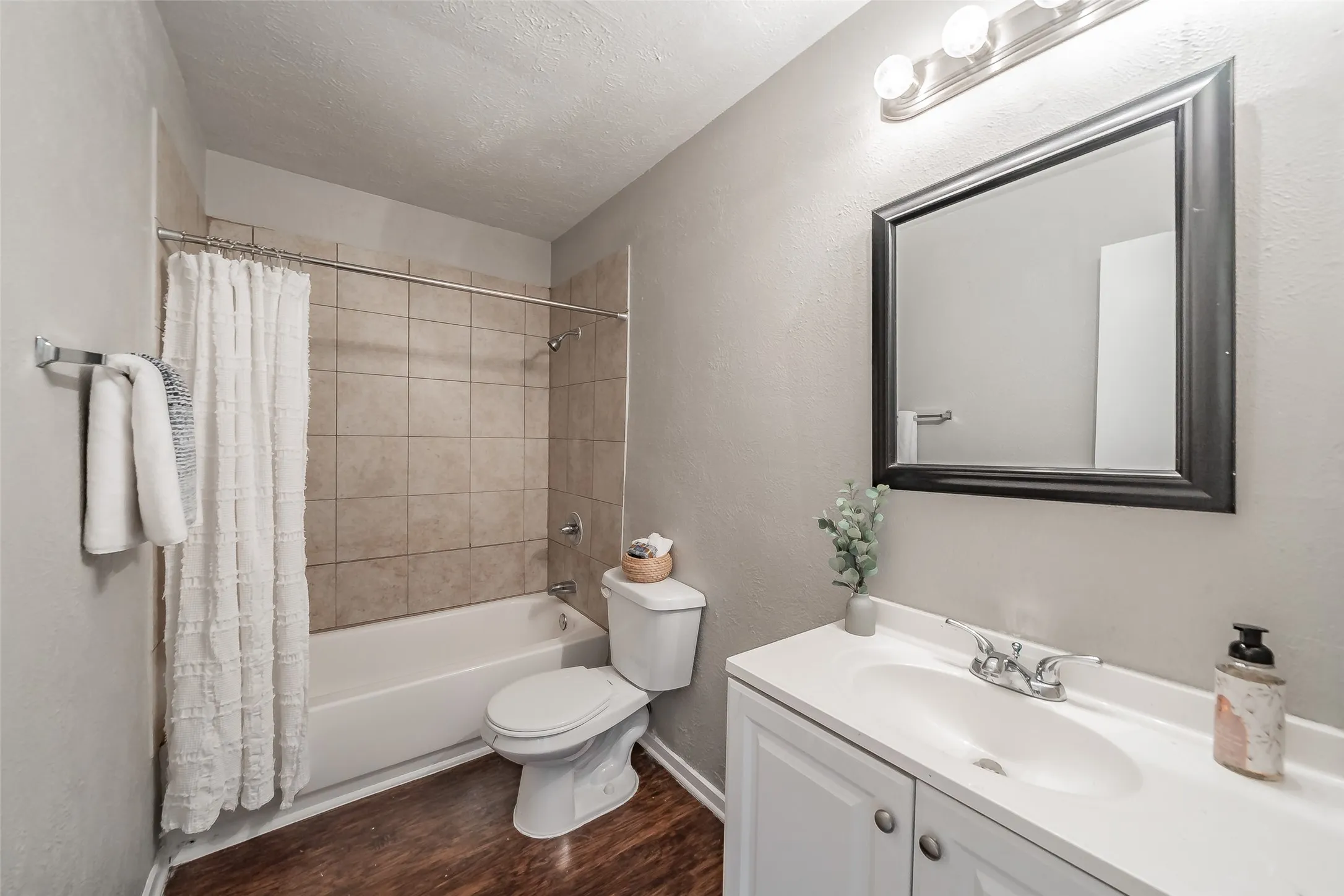 Single Family Residence For Sale in Dallas County , 720 Nora Lane, De Soto, Texas 75115, 3 Bedroom, 2 Bathroom, 2 Garage spaces, 1,733 Sqft, built in 1979, mls#21334581, Real Estate Agent in De Soto, Homes For Sale in Dallas county, Homes For Sale in De Soto, Realtor in De Soto Texas, Real Estate Brokerage Independent Realty Texas, Luminita Cordes Realtor