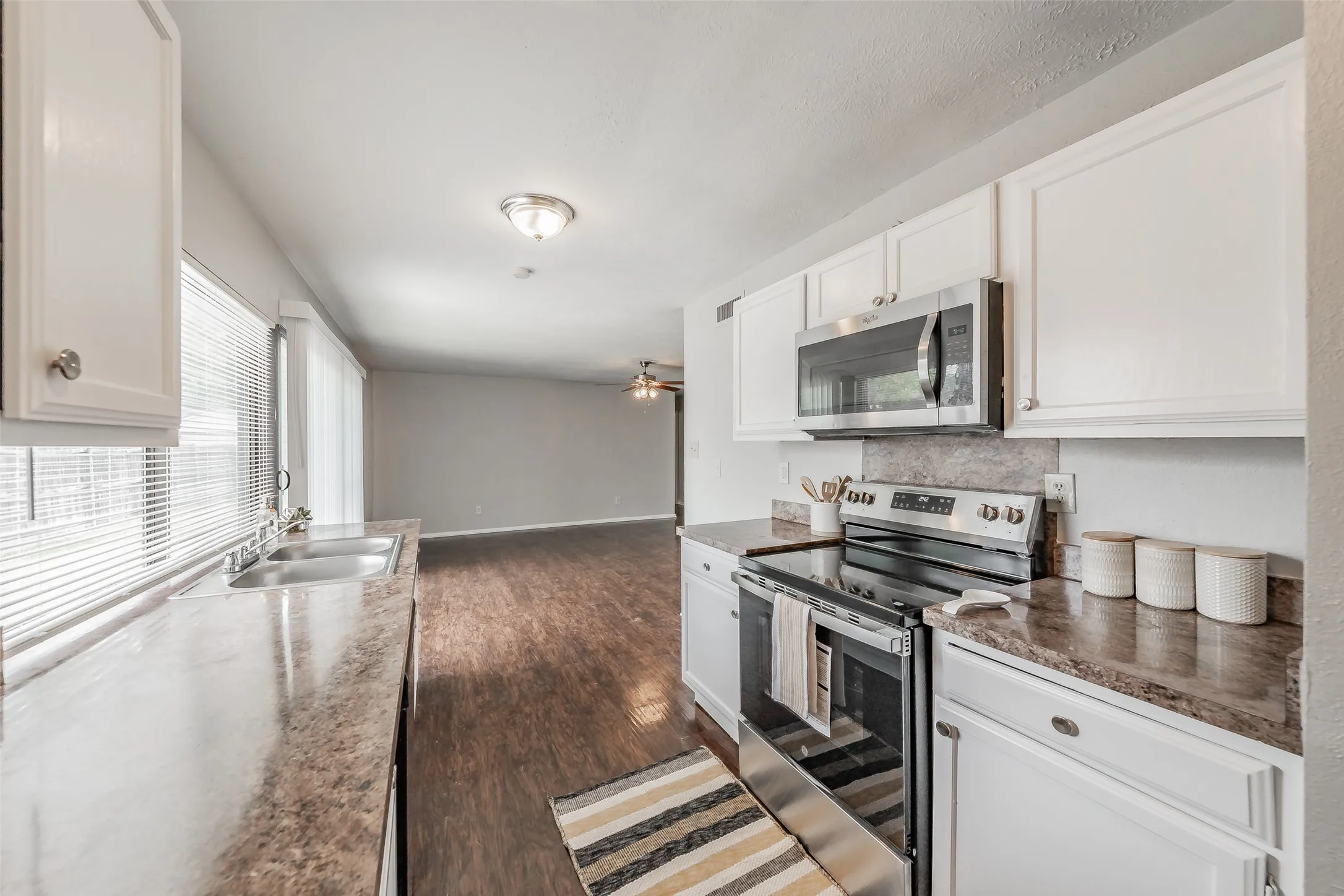 Single Family Residence For Sale in Dallas County , 720 Nora Lane, De Soto, Texas 75115, 3 Bedroom, 2 Bathroom, 2 Garage spaces, 1,733 Sqft, built in 1979, mls#21334581, Real Estate Agent in De Soto, Homes For Sale in Dallas county, Homes For Sale in De Soto, Realtor in De Soto Texas, Real Estate Brokerage Independent Realty Texas, Luminita Cordes Realtor