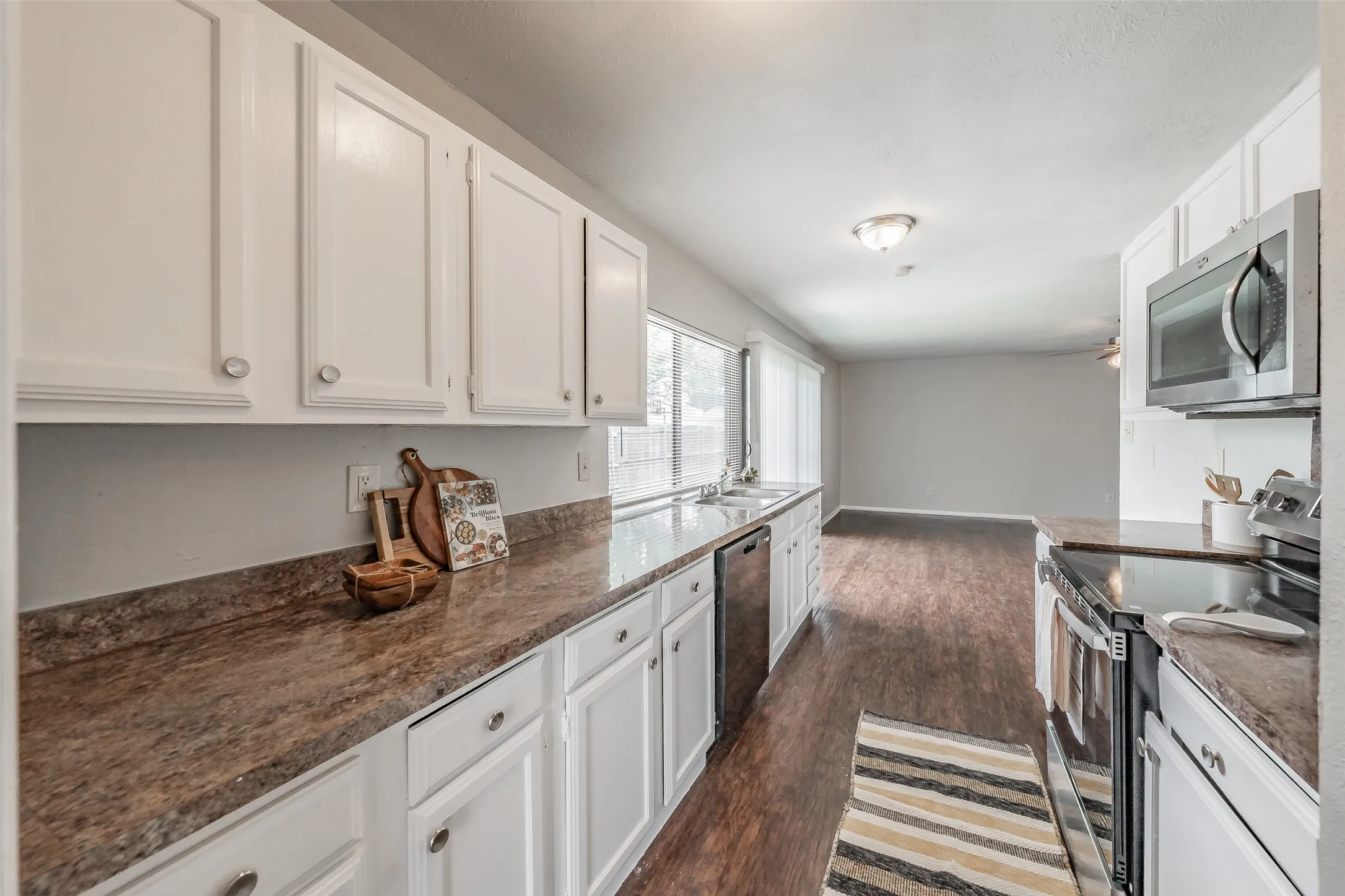Single Family Residence For Sale in Dallas County , 720 Nora Lane, De Soto, Texas 75115, 3 Bedroom, 2 Bathroom, 2 Garage spaces, 1,733 Sqft, built in 1979, mls#21334581, Real Estate Agent in De Soto, Homes For Sale in Dallas county, Homes For Sale in De Soto, Realtor in De Soto Texas, Real Estate Brokerage Independent Realty Texas, Luminita Cordes Realtor
