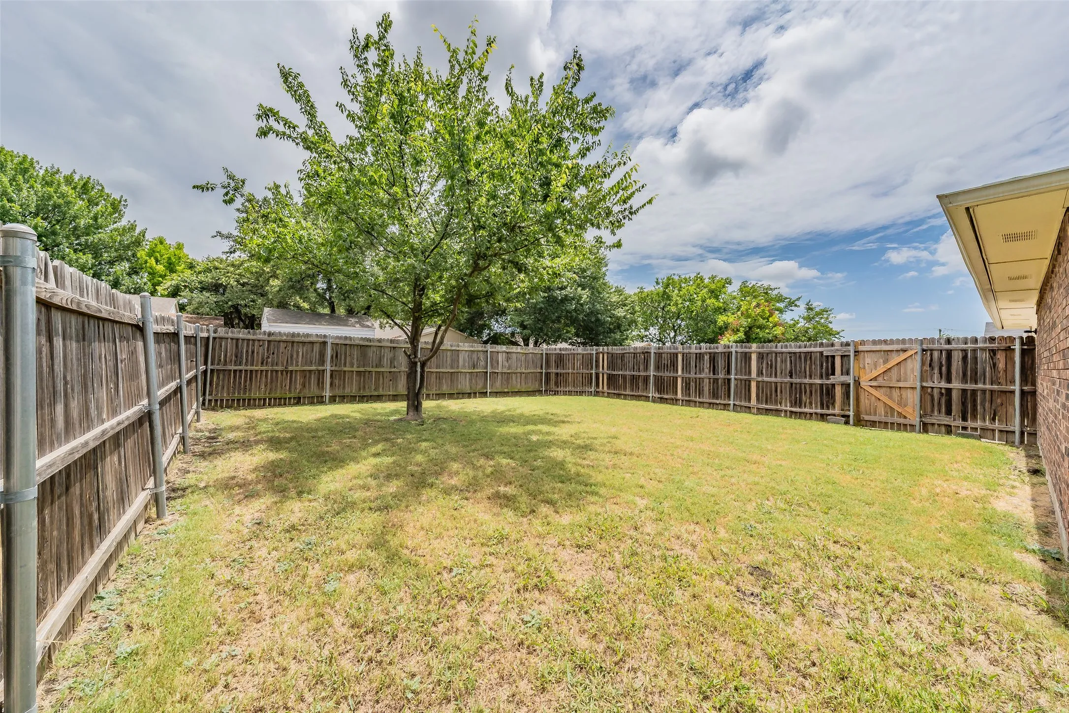 Single Family Residence For Sale in Dallas County , 720 Nora Lane, De Soto, Texas 75115, 3 Bedroom, 2 Bathroom, 2 Garage spaces, 1,733 Sqft, built in 1979, mls#21334581, Real Estate Agent in De Soto, Homes For Sale in Dallas county, Homes For Sale in De Soto, Realtor in De Soto Texas, Real Estate Brokerage Independent Realty Texas, Luminita Cordes Realtor