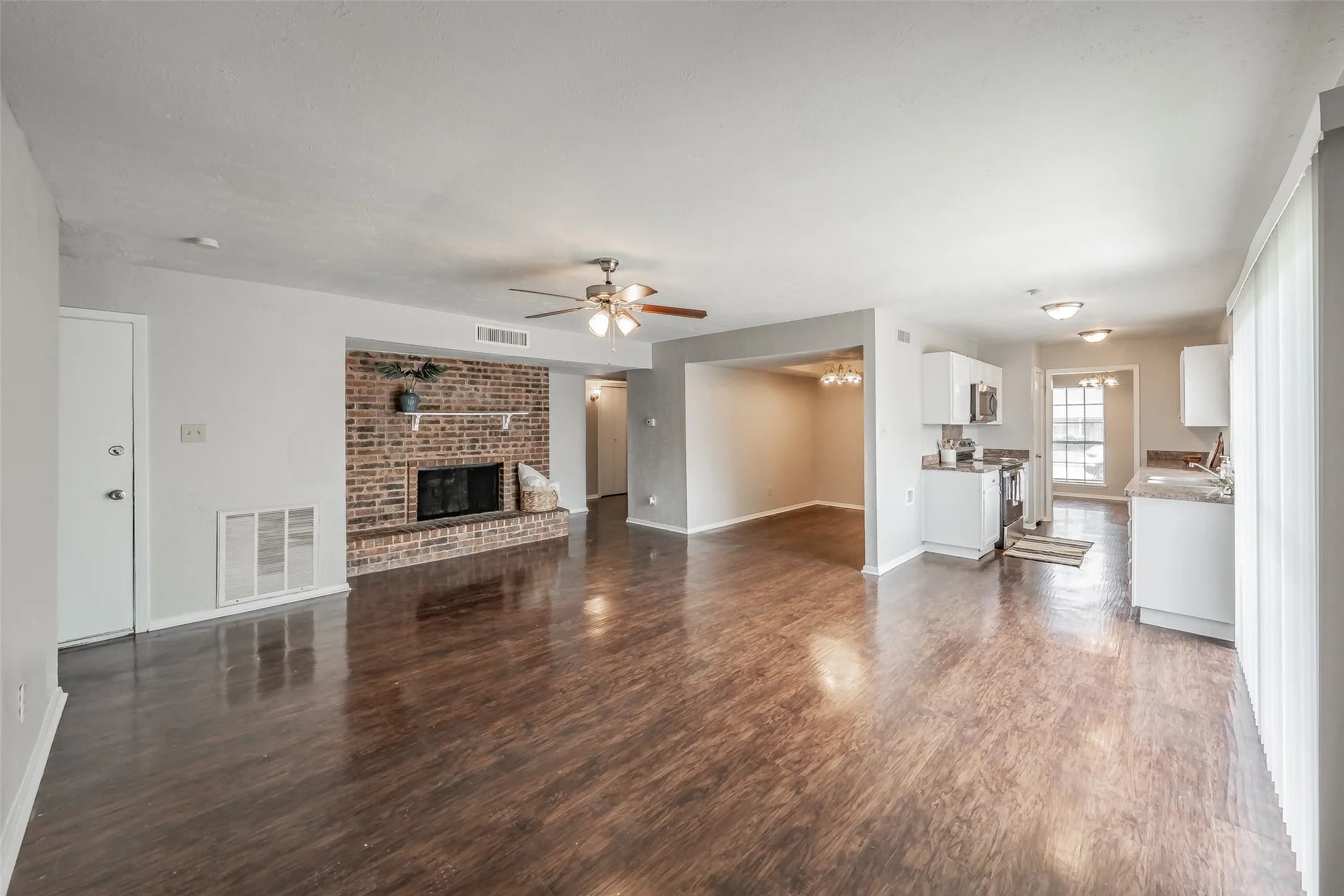Single Family Residence For Sale in Dallas County , 720 Nora Lane, De Soto, Texas 75115, 3 Bedroom, 2 Bathroom, 2 Garage spaces, 1,733 Sqft, built in 1979, mls#21334581, Real Estate Agent in De Soto, Homes For Sale in Dallas county, Homes For Sale in De Soto, Realtor in De Soto Texas, Real Estate Brokerage Independent Realty Texas, Luminita Cordes Realtor