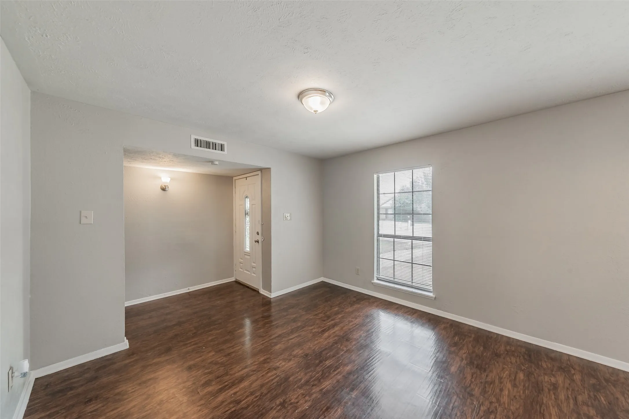 Single Family Residence For Sale in Dallas County , 720 Nora Lane, De Soto, Texas 75115, 3 Bedroom, 2 Bathroom, 2 Garage spaces, 1,733 Sqft, built in 1979, mls#21334581, Real Estate Agent in De Soto, Homes For Sale in Dallas county, Homes For Sale in De Soto, Realtor in De Soto Texas, Real Estate Brokerage Independent Realty Texas, Luminita Cordes Realtor