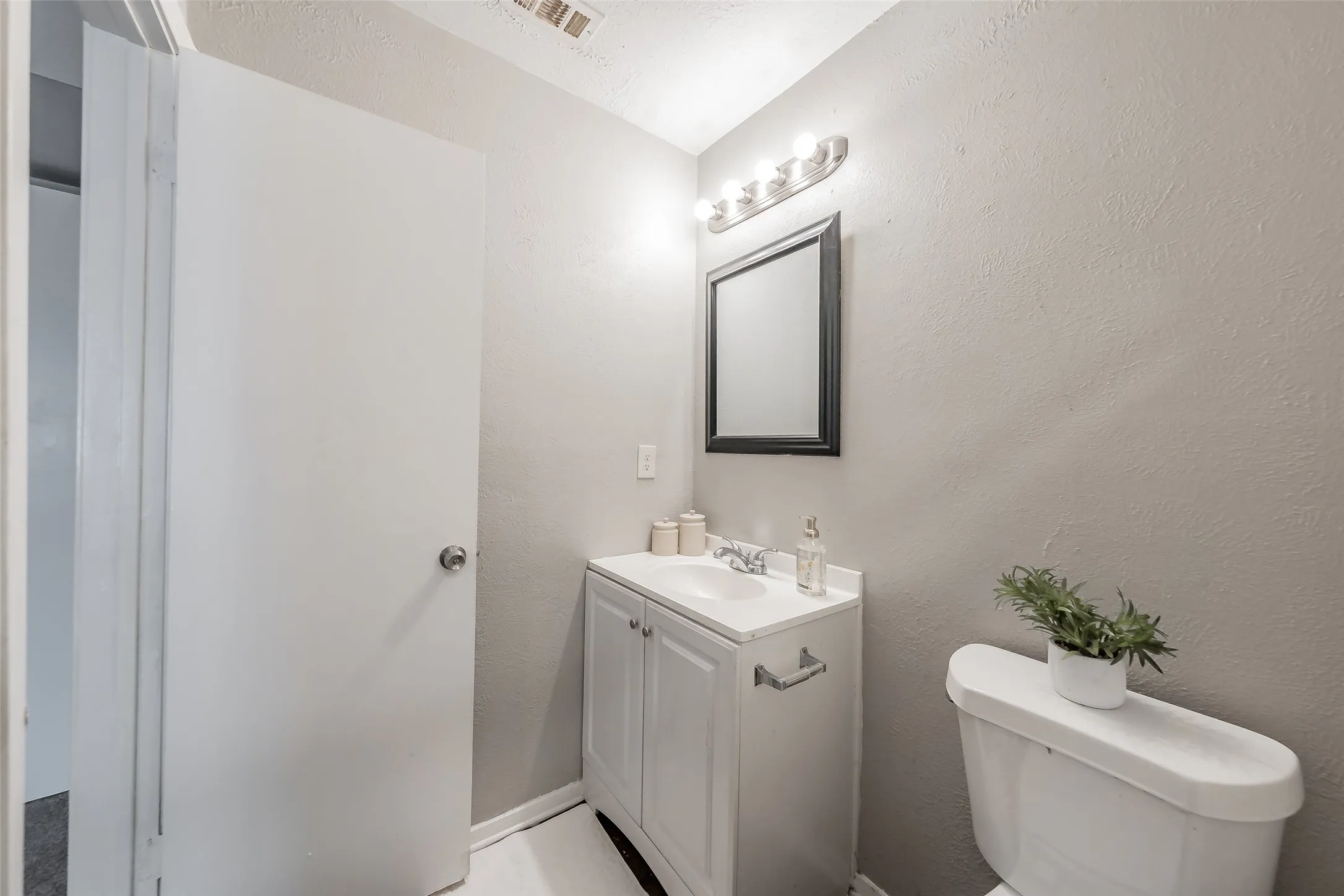 Single Family Residence For Sale in Dallas County , 720 Nora Lane, De Soto, Texas 75115, 3 Bedroom, 2 Bathroom, 2 Garage spaces, 1,733 Sqft, built in 1979, mls#21334581, Real Estate Agent in De Soto, Homes For Sale in Dallas county, Homes For Sale in De Soto, Realtor in De Soto Texas, Real Estate Brokerage Independent Realty Texas, Luminita Cordes Realtor
